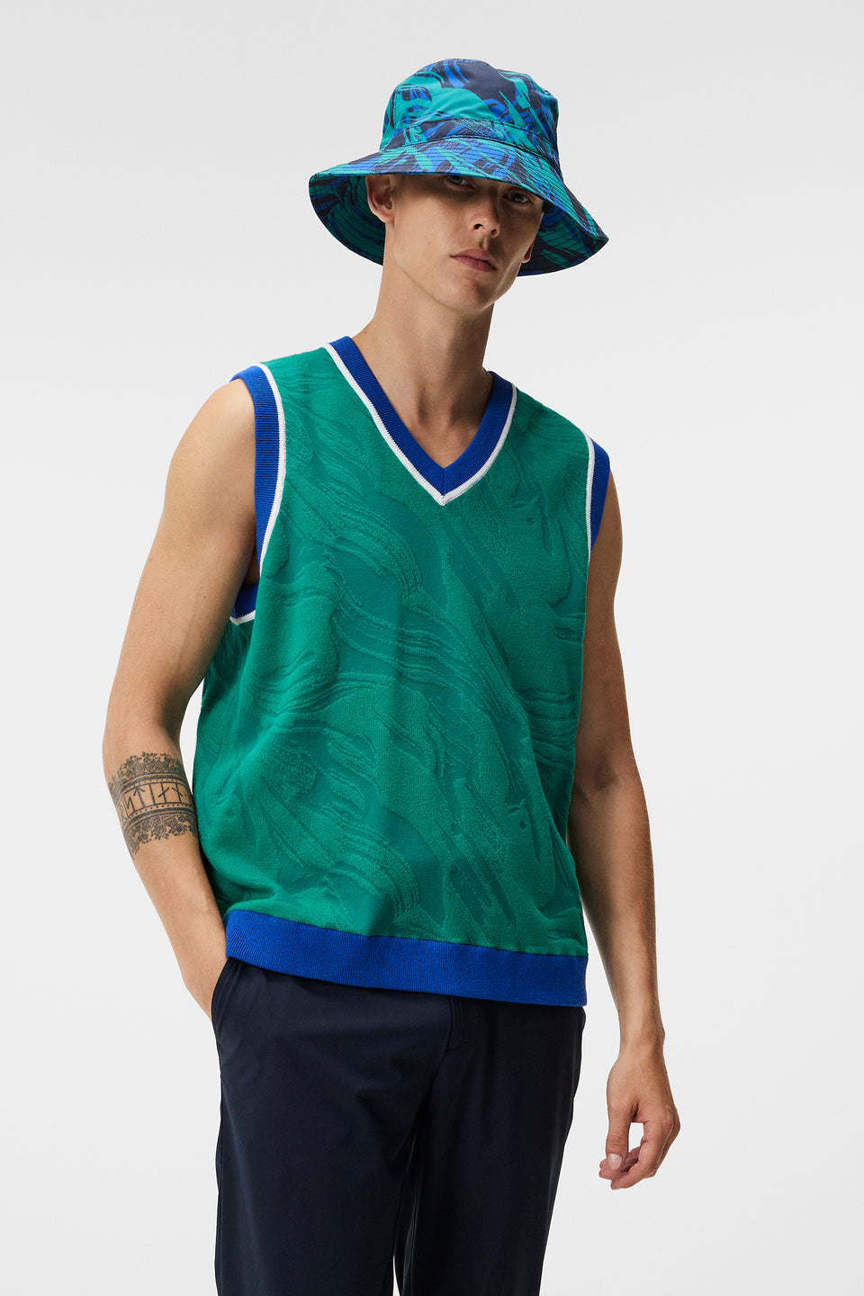 Finely Knitted Vest / Proud Peacock