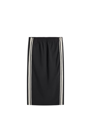 Sett forfra: Svart Paula Skirt med elastisk linning og stripete tapedetaljer langs sidene.