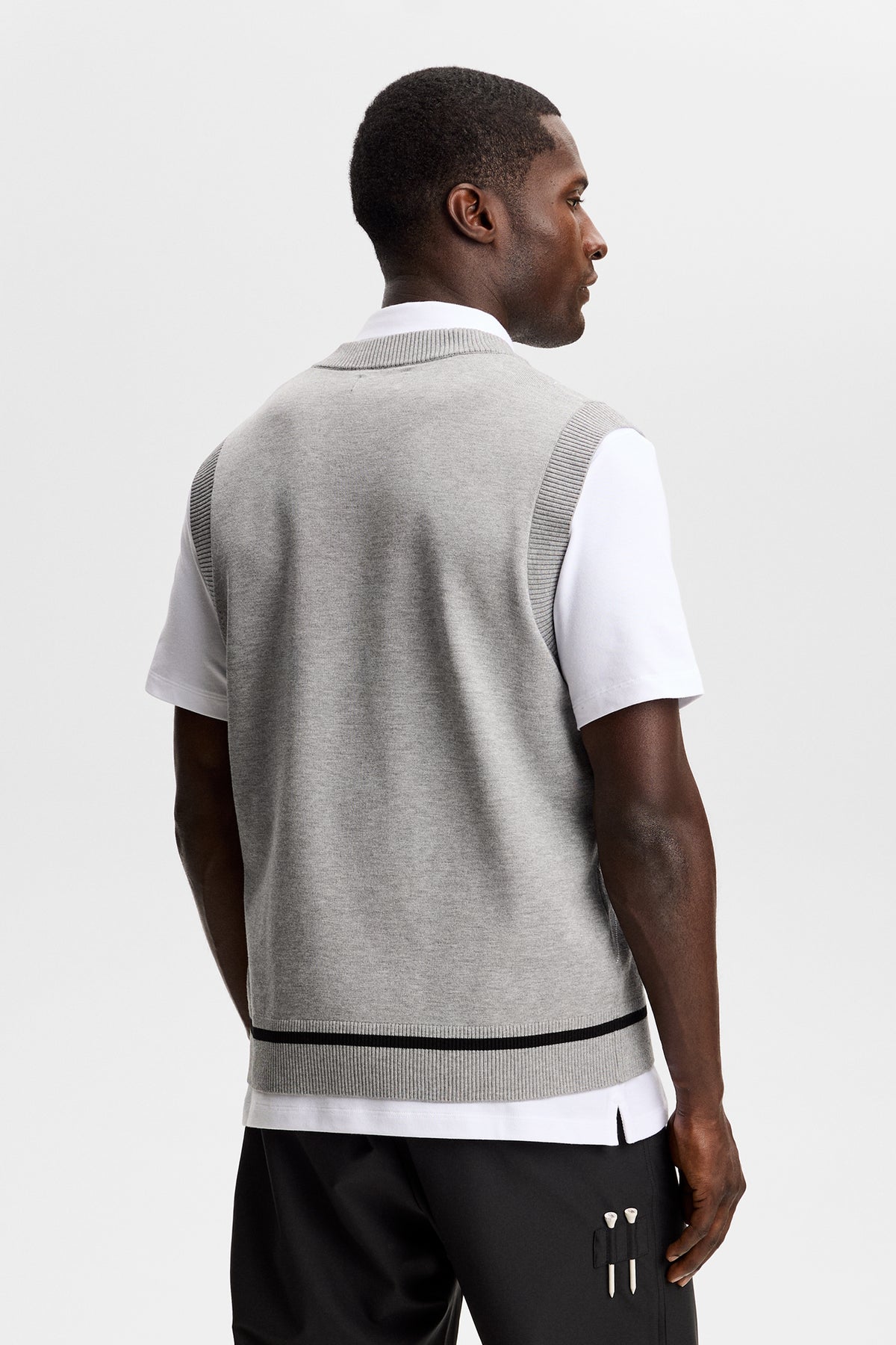 Vue de dos : Anton Argyle Knit Vest DP gris avec finitions côtelées et rayure noire contrastante à l'ourlet.