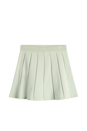 Vorderansicht: Betty Knit Skirt in Subtle Green mit feiner Faltenstruktur und geripptem Bund.