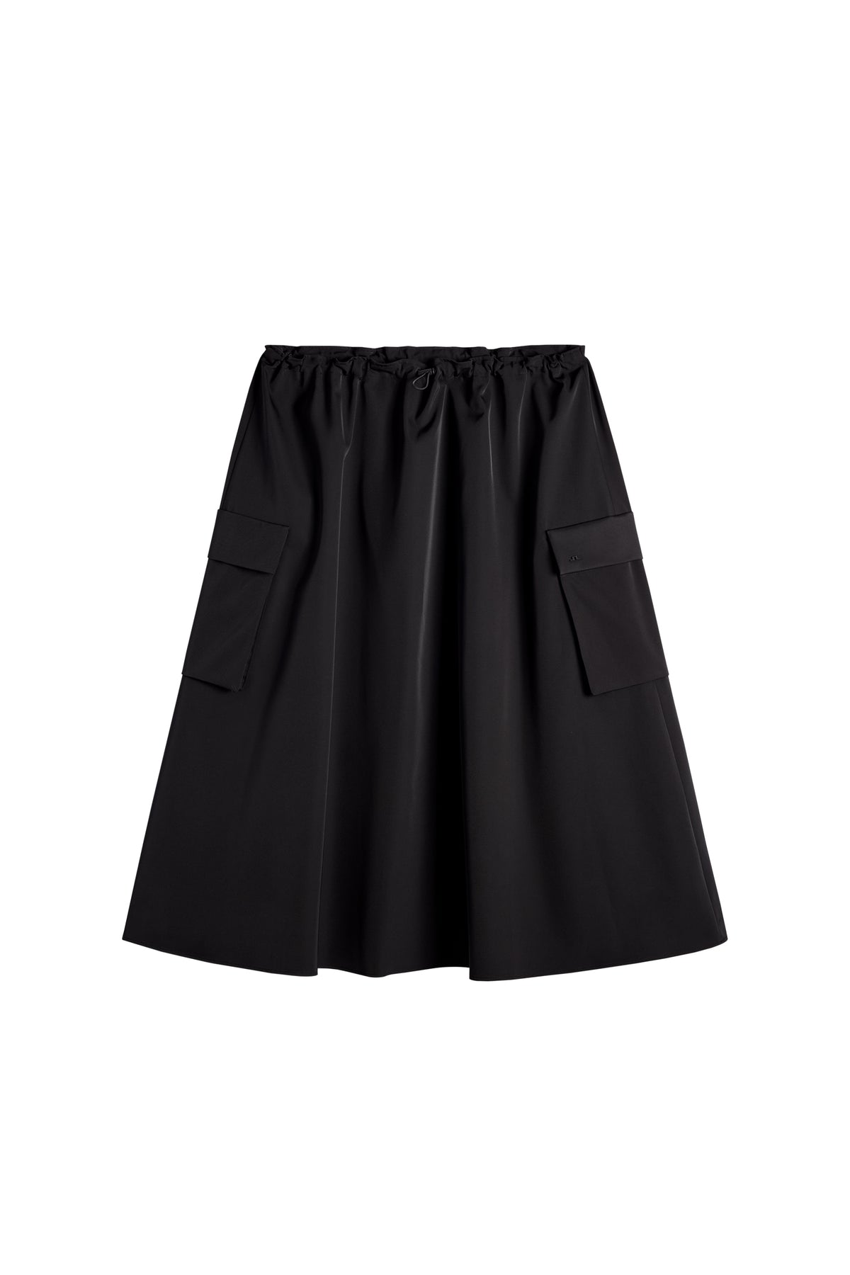 Vue de face : Essa Tech Drape Skirt noire avec taille élastique à cordon de serrage et poches latérales à rabat.