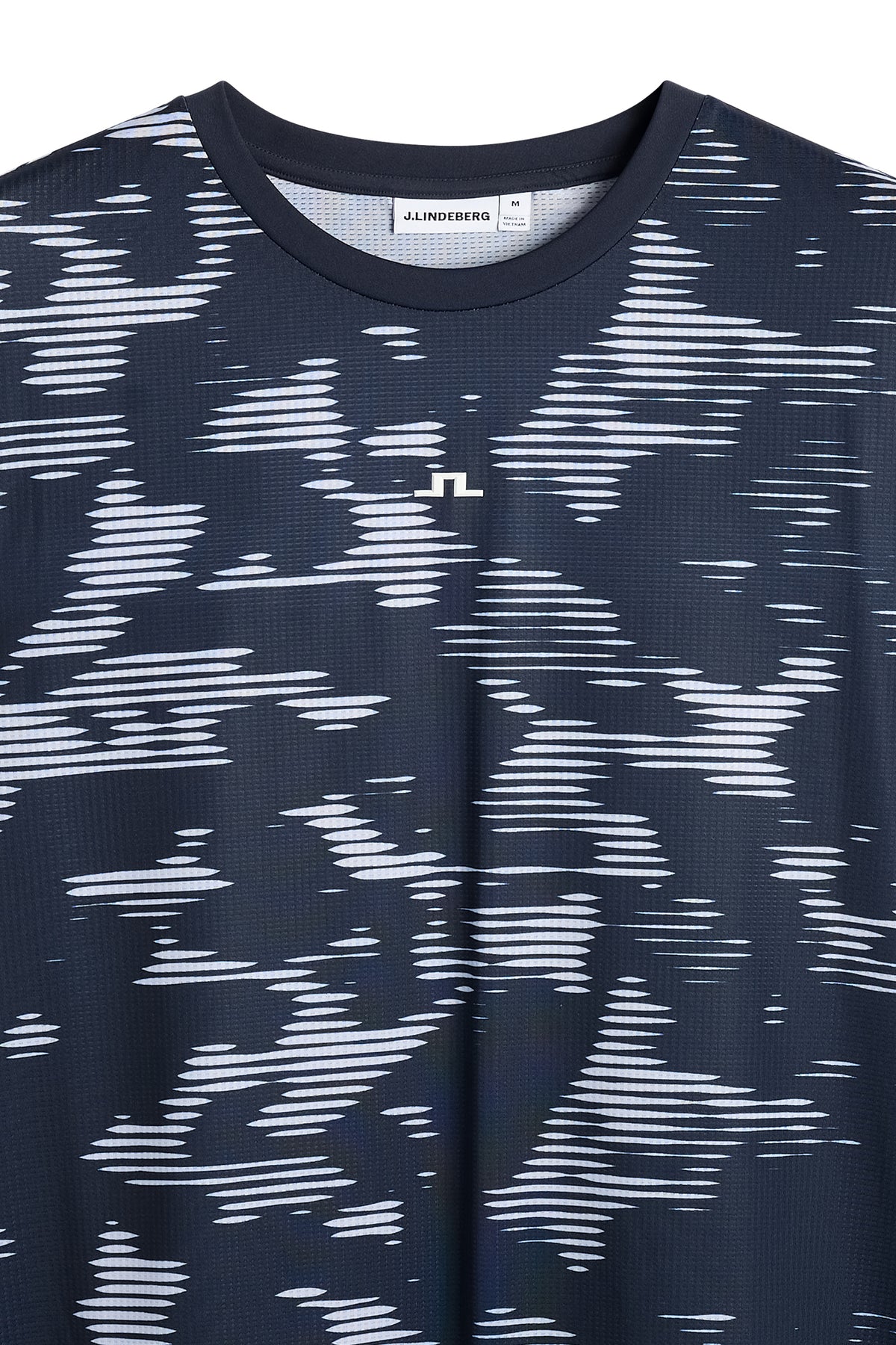 Close-up: Josip Printed T-shirt in Clay Purple met ronde hals, all-over print en Bridge-logo op de borst.