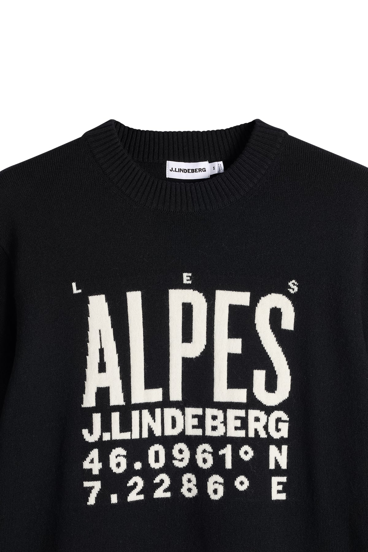 Nærbillede: Sort William Knitted Sweater med ribstrikket rund hals og jacquard-grafik på brystet.