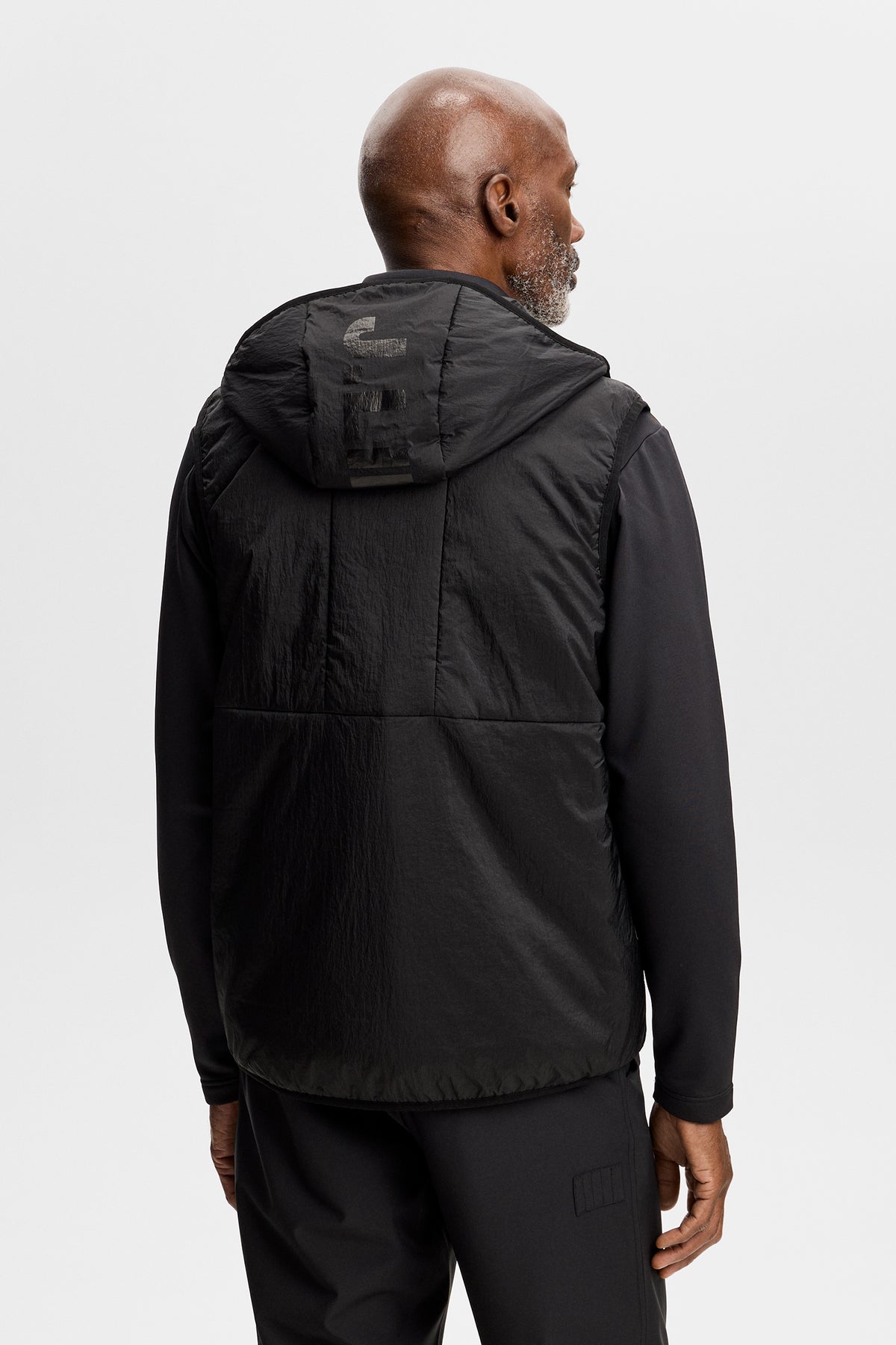 Rückansicht: Schwarze M Solarcore 3 in 1 Jacket mit gefütterter Kapuze und J.LINDEBERG-Schriftzug.