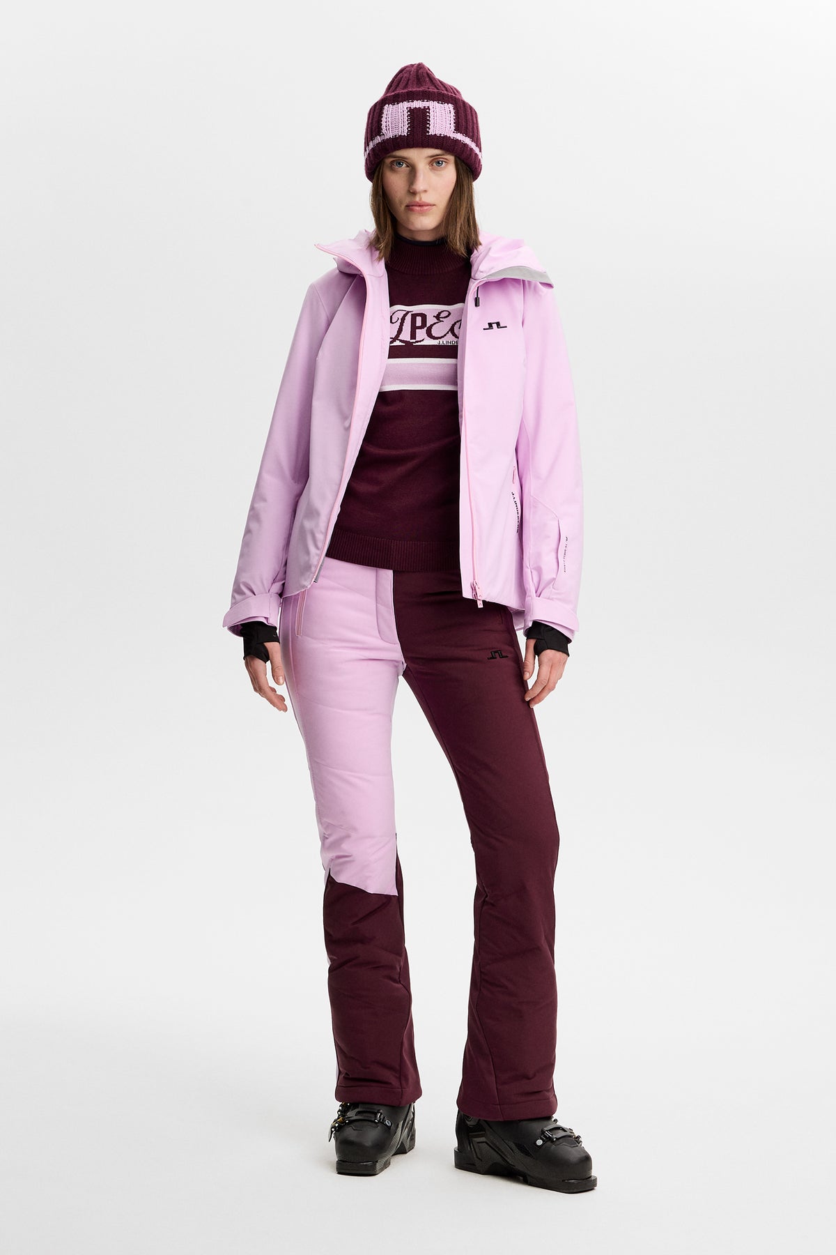 Vorderansicht: Yara Blocked Down Pant in Winetasting mit Colorblocking an einem Model, kombiniert mit Skijacke.