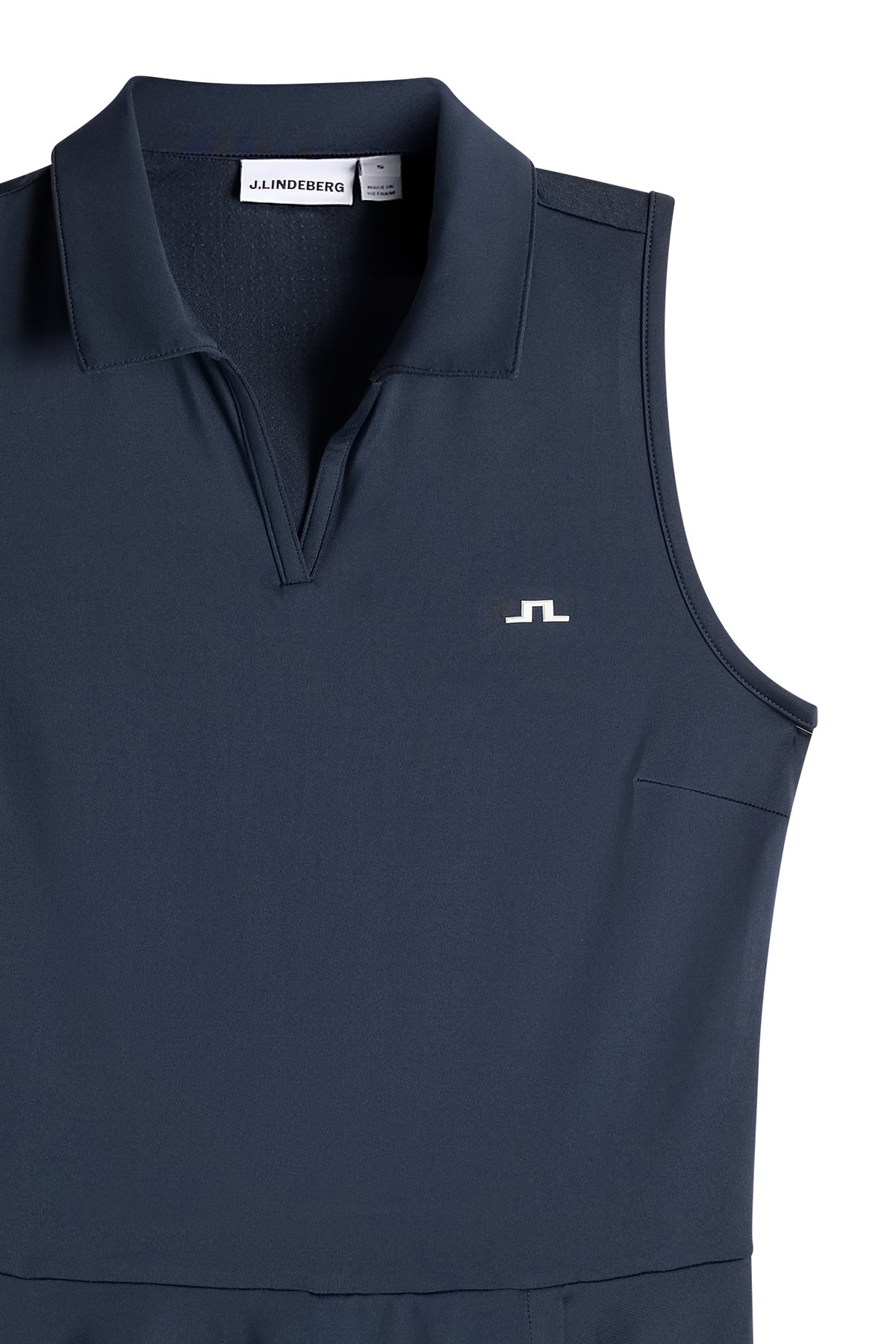 Detailansicht: Dana Dress in JL Navy mit offenem V-Ausschnitt, Kragen und Bridge-Logo auf der Brust.