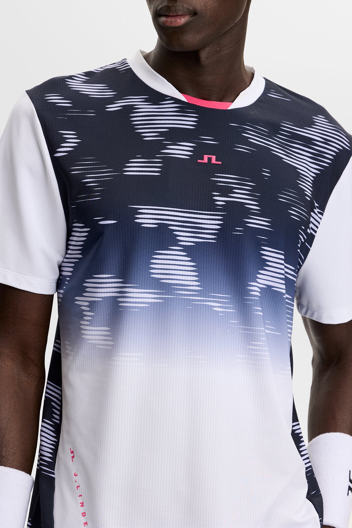 Close-up: Dennis Printed T-shirt in Clay L Fade Purple Heather met grafische print en roze Bridge-logo.