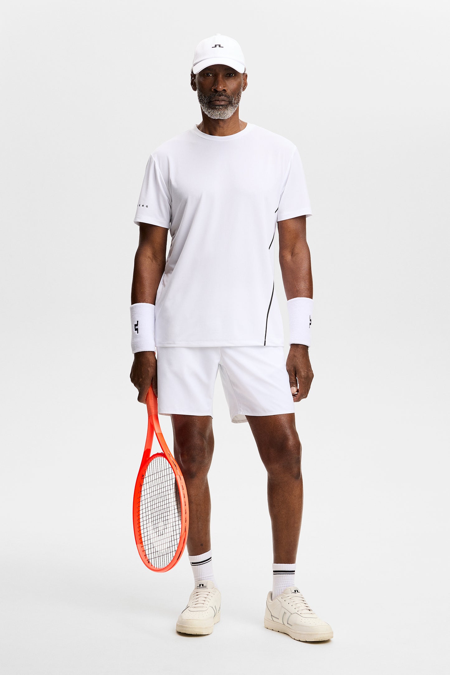 Vooraanzicht: Model draagt het witte Leroy T-shirt met korte mouwen en bijpassende witte short.