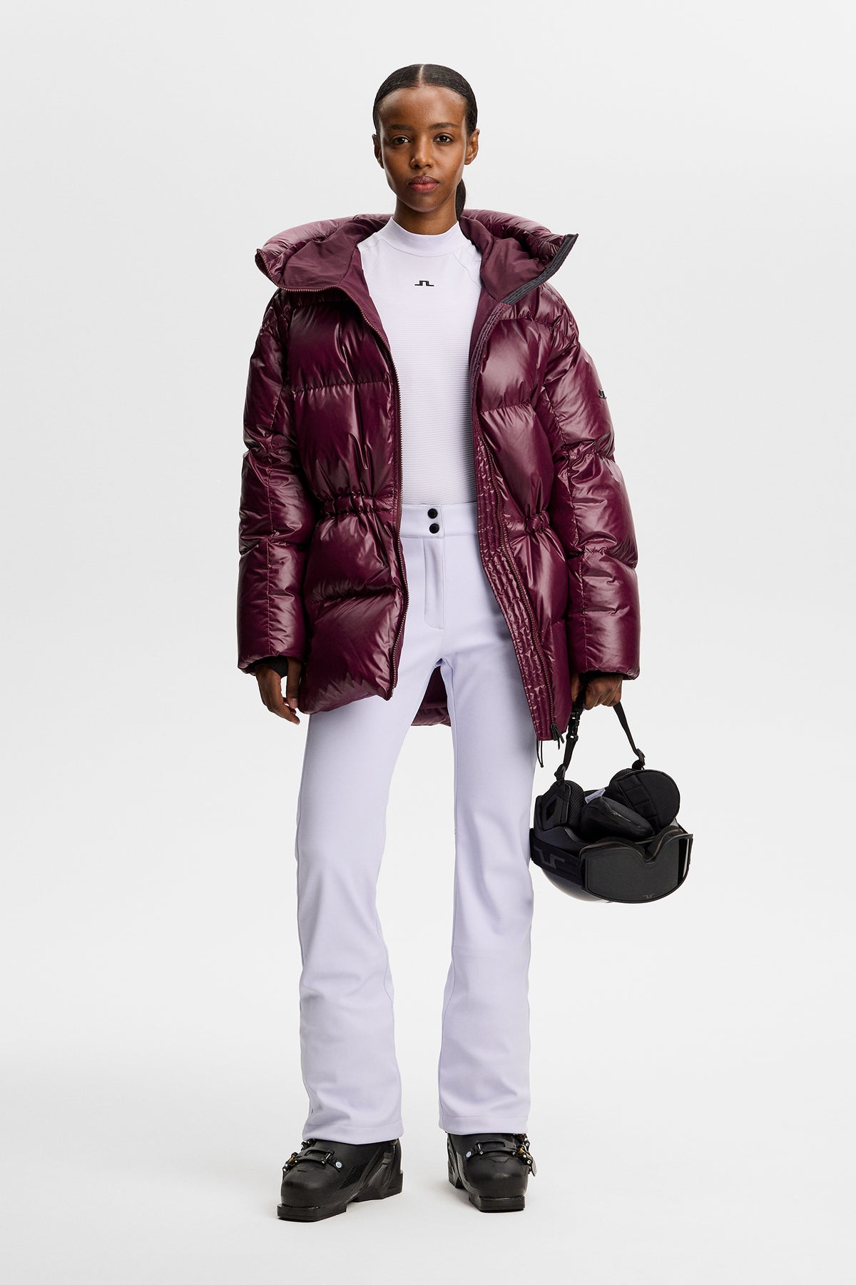 Helfigur: Stanford Softshell Ski Pant i Purple Heather med smal pasform, båret med bordeaux dunjakke og skistøvler.