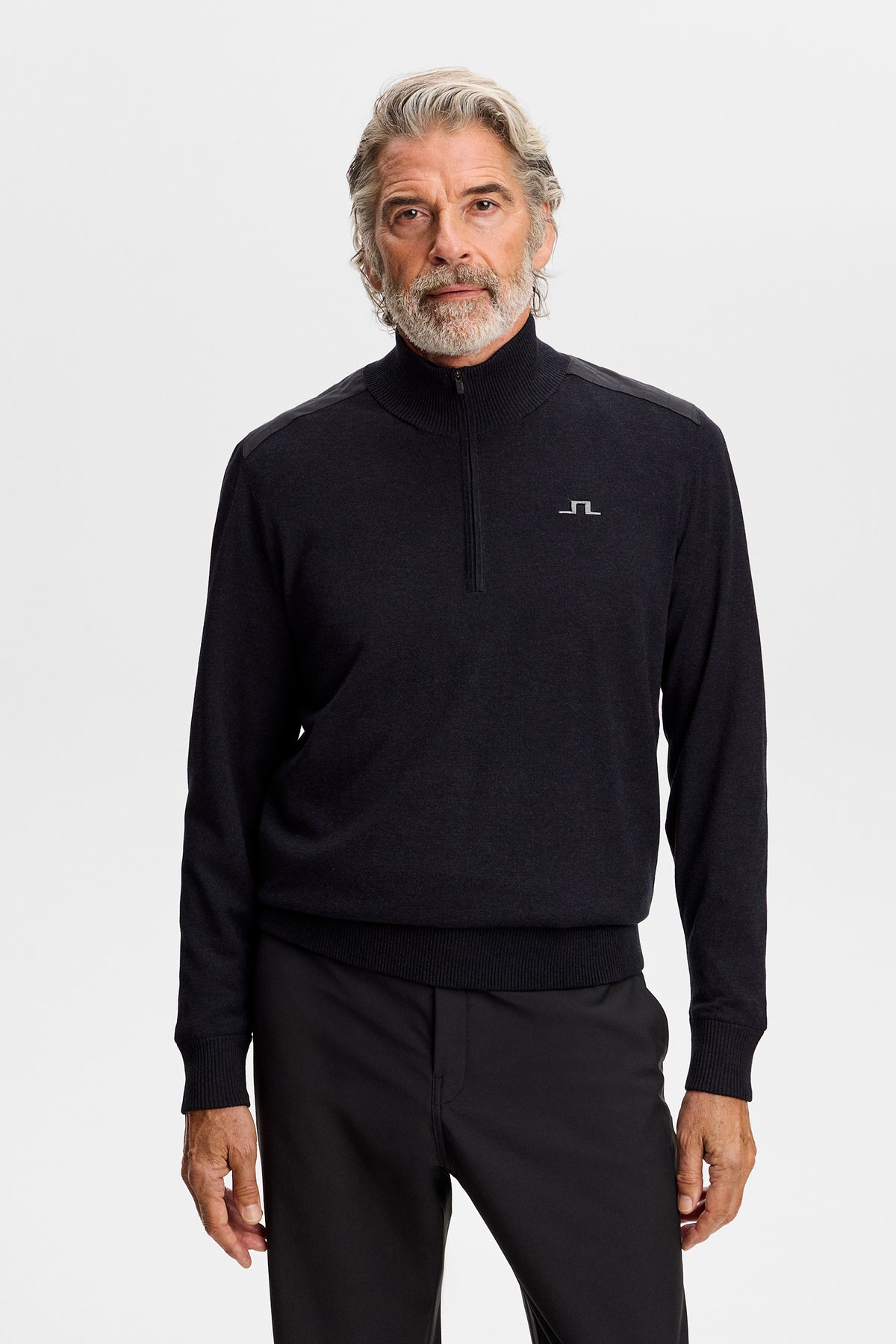 Set forfra: Jeffrey Windbreaker Sweater i sort med halv lynlås, vævede skulderpaneler og Bridge-logo på brystet.