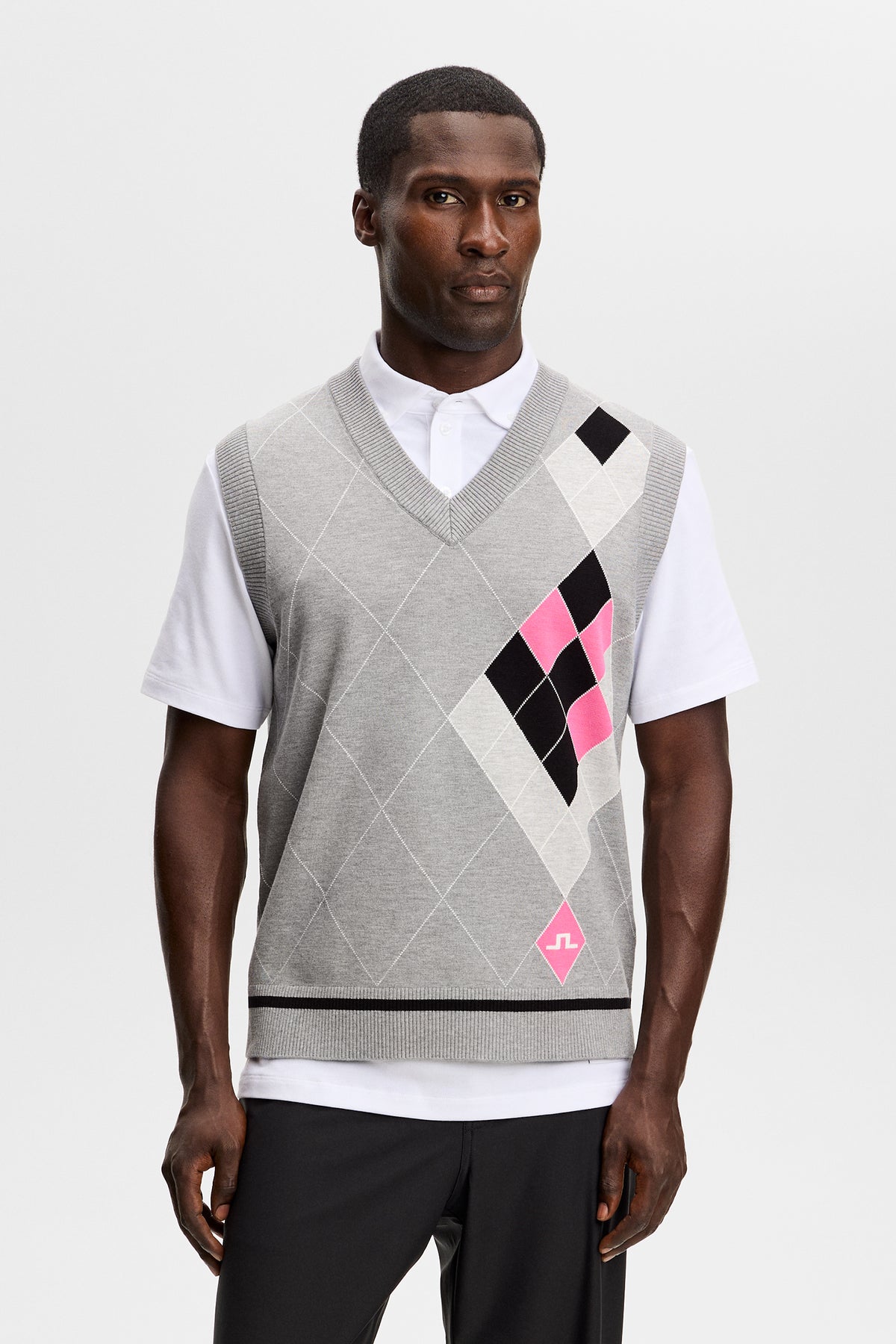 Vue de face : Anton Argyle Knit Vest gris à motif losanges noir et rose, col en V et logo Bridge.