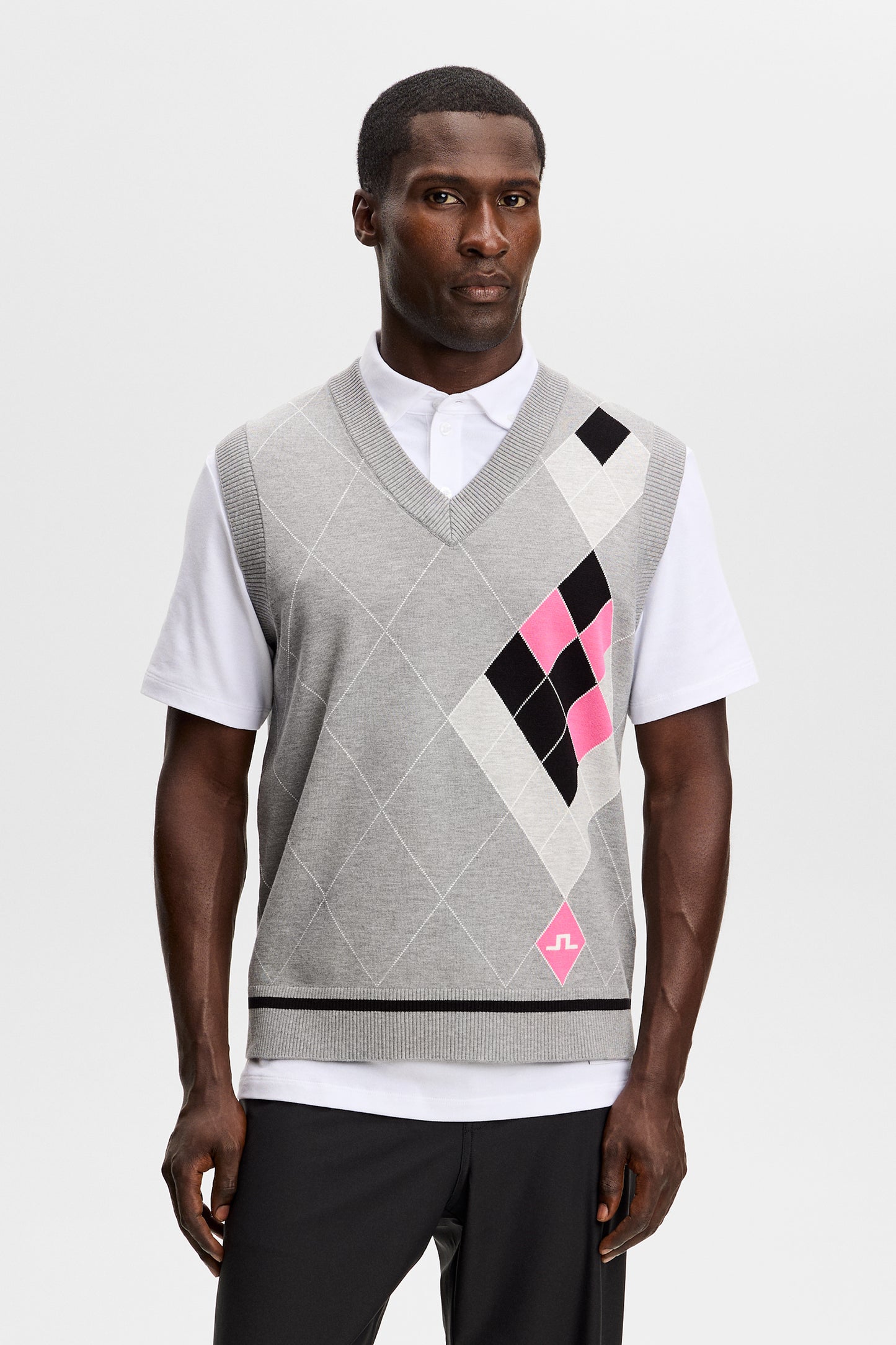 Vue de face : Anton Argyle Knit Vest gris à motif losanges noir et rose, col en V et logo Bridge.