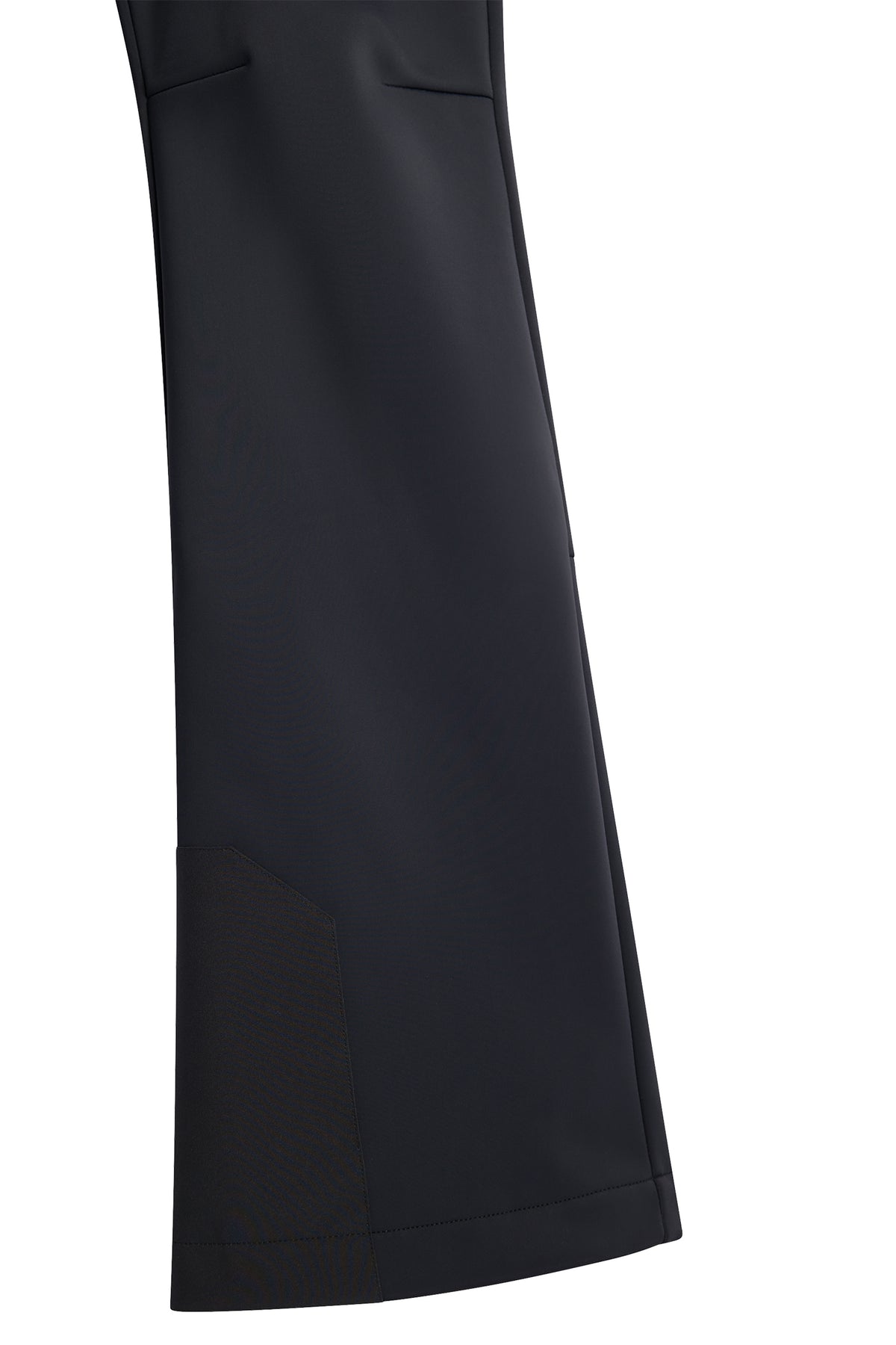Close-up: Aviana Softshell Bib Pant in Black met detail van de verstevigde zoom op de broekspijp.