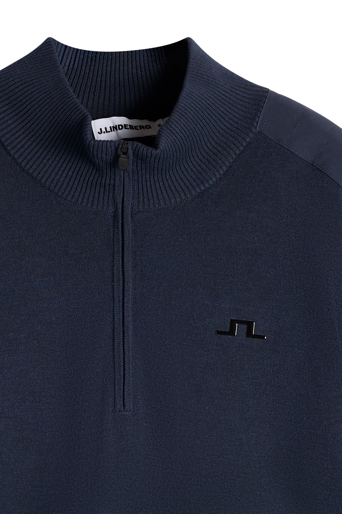 Nærbilde: Jeffrey Windbreaker Sweater i JL Navy med halv glidelås, ribbestrikket krage og Bridge-logo på brystet.