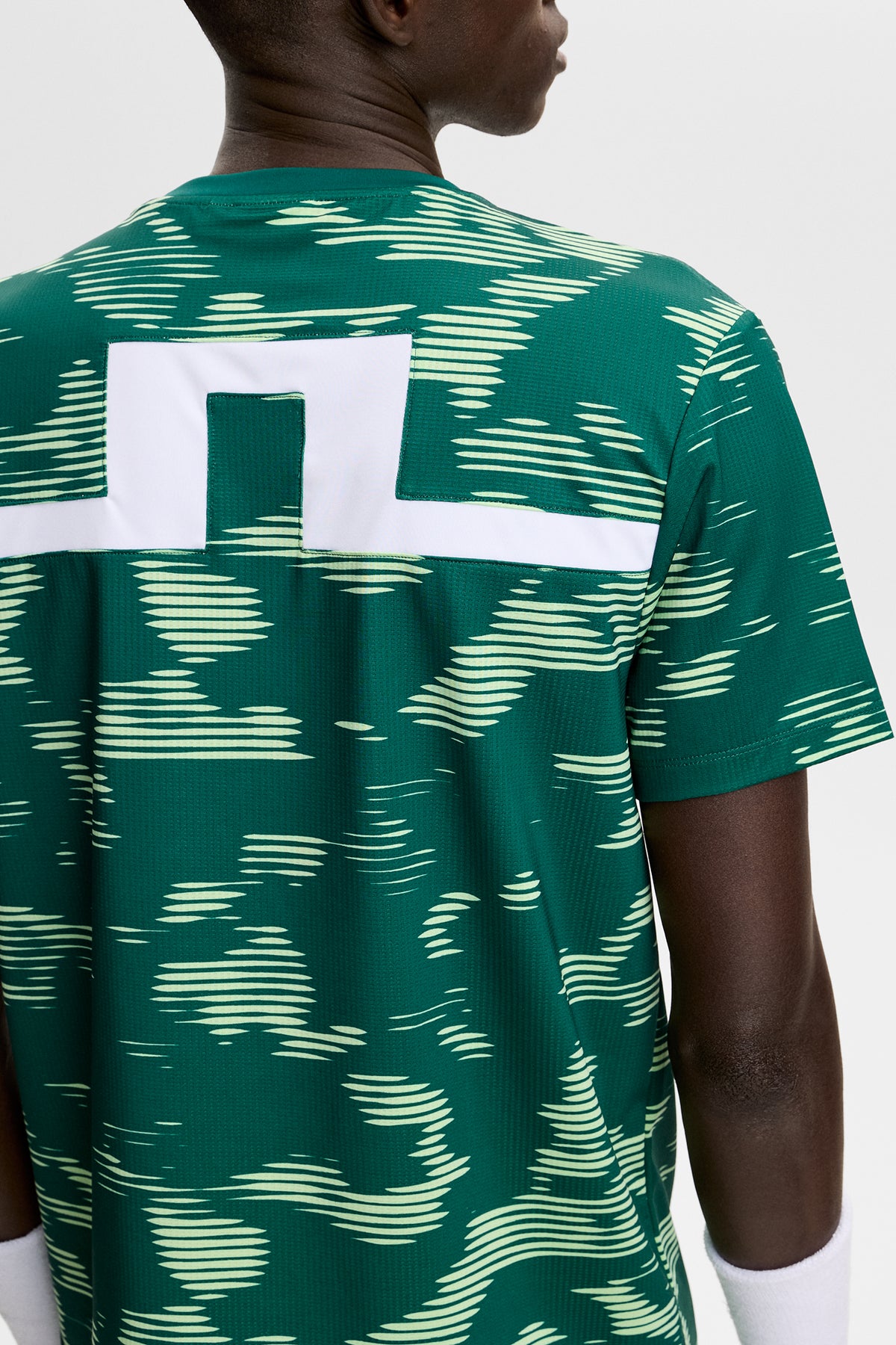 Detailansicht: Grünes Josip Printed T-Shirt mit Allover-Print und weißem Bridge-Einsatz am Rücken.