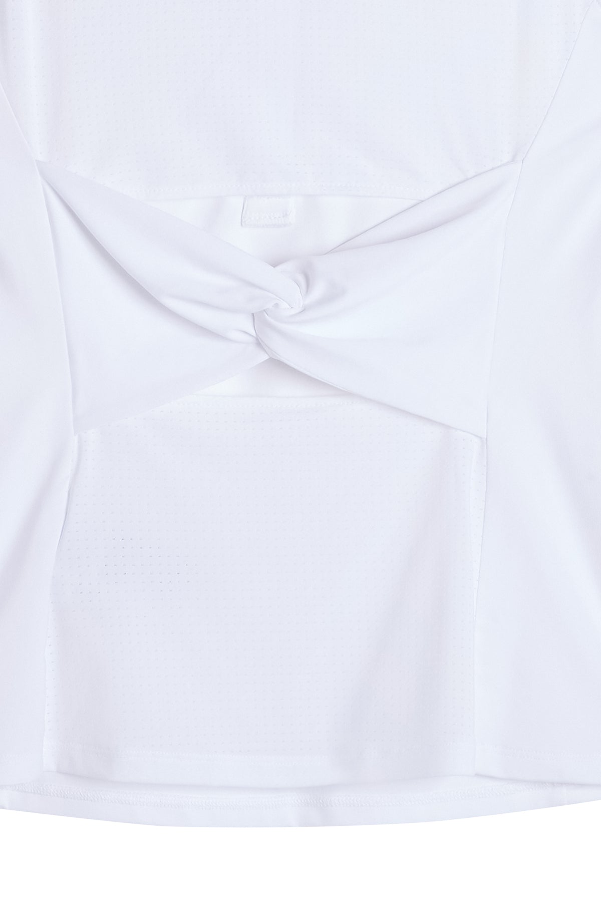 Detailansicht: Weißes Kristina Sleeveless Polo mit gedrehtem Cut-out-Detail und Mesh-Einsatz am Rücken.