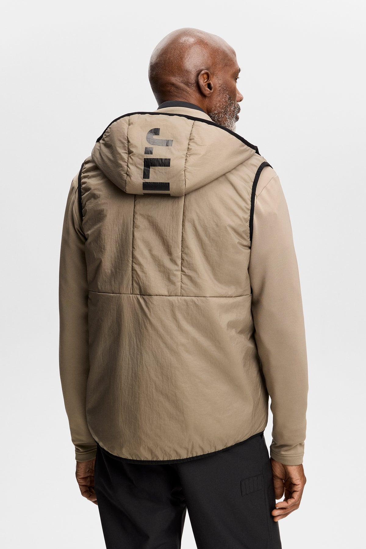 Vue de dos : M Solarcore 3 in 1 Jacket Brindle avec capuche à logo et finitions noires contrastantes.