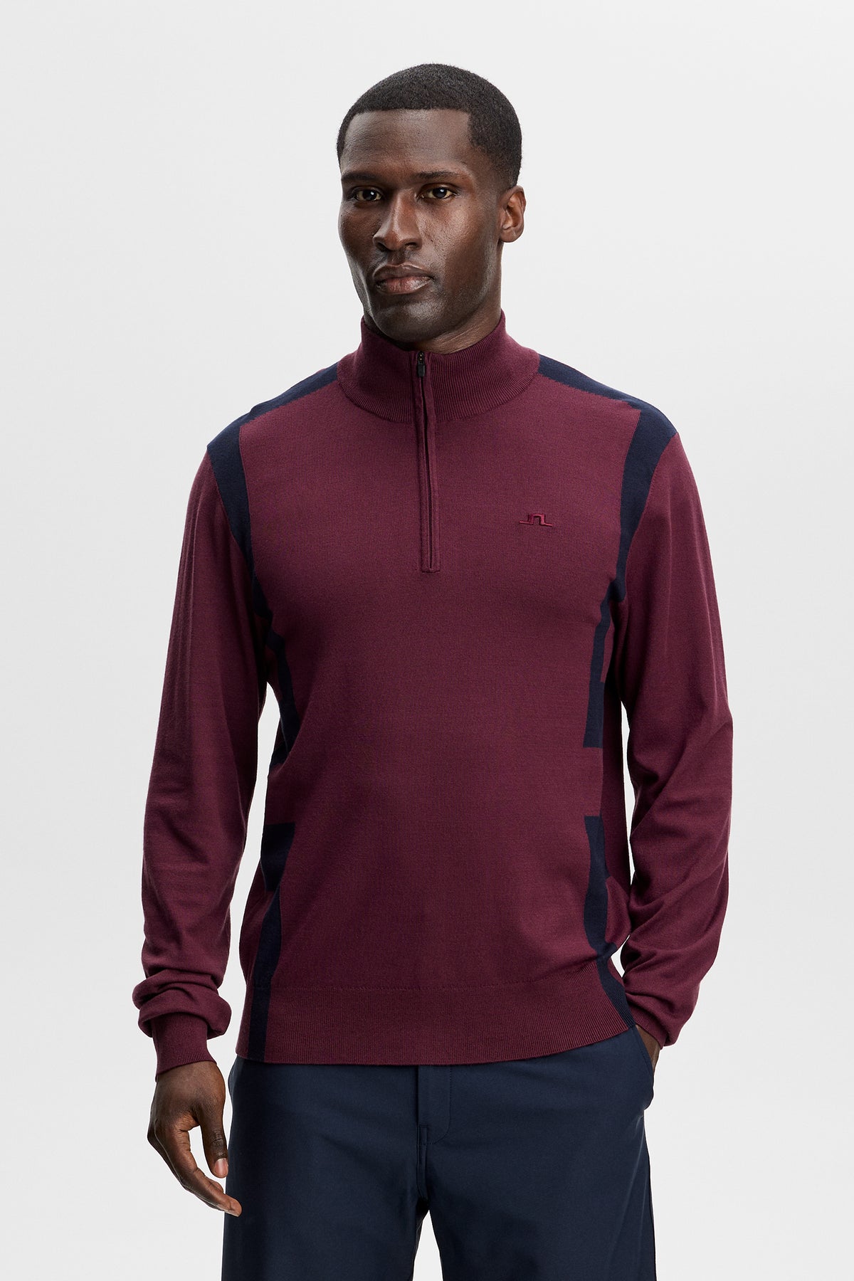 Vorderansicht: Kendrick Knitted Zip Sweater in Weinrot mit Half-Zip und Kontrast-Einsätzen.