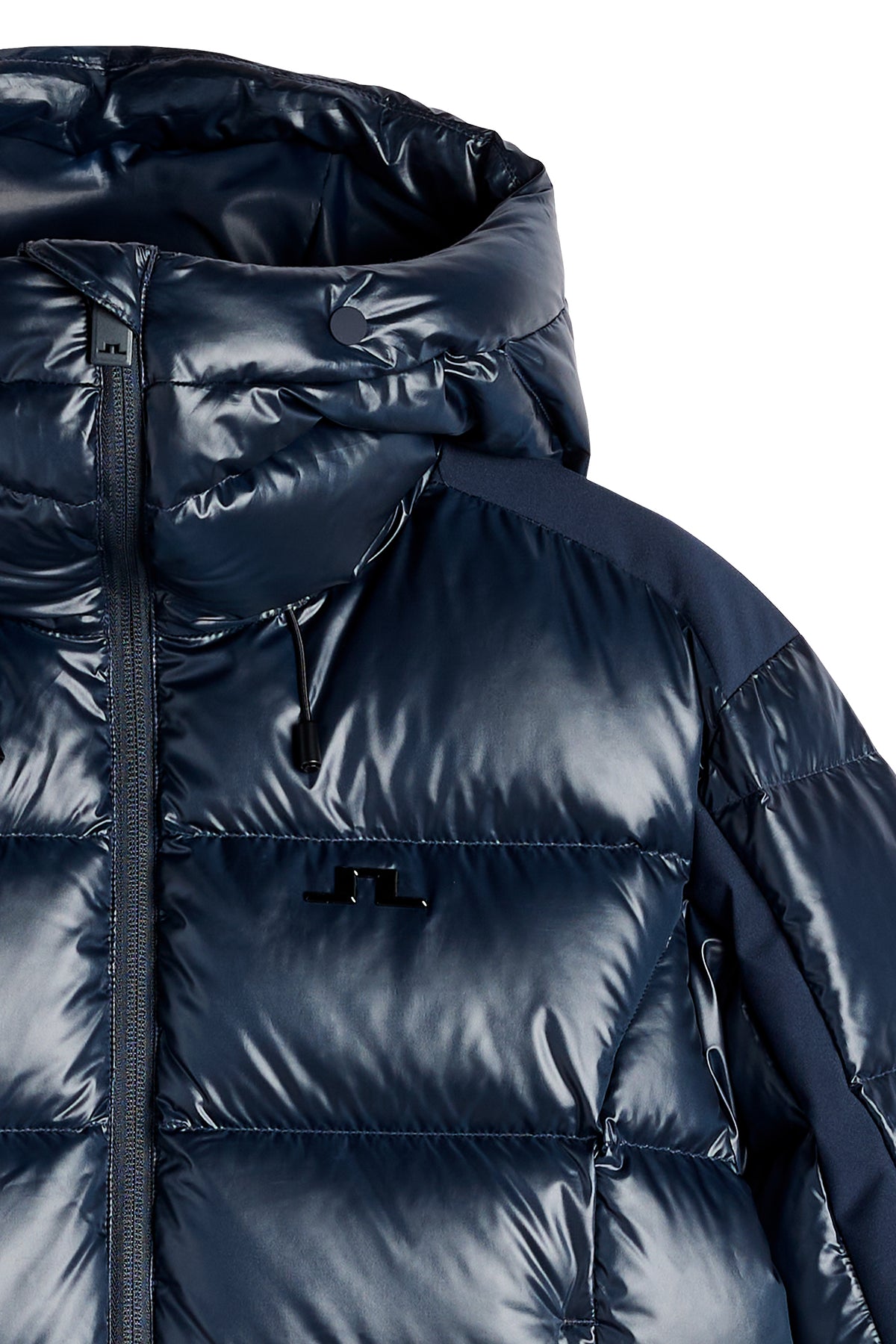 Detailansicht: Nerina Down Jacket in JL Navy mit glänzender Steppung, Kapuze und Bridge-Logo auf der Brust.