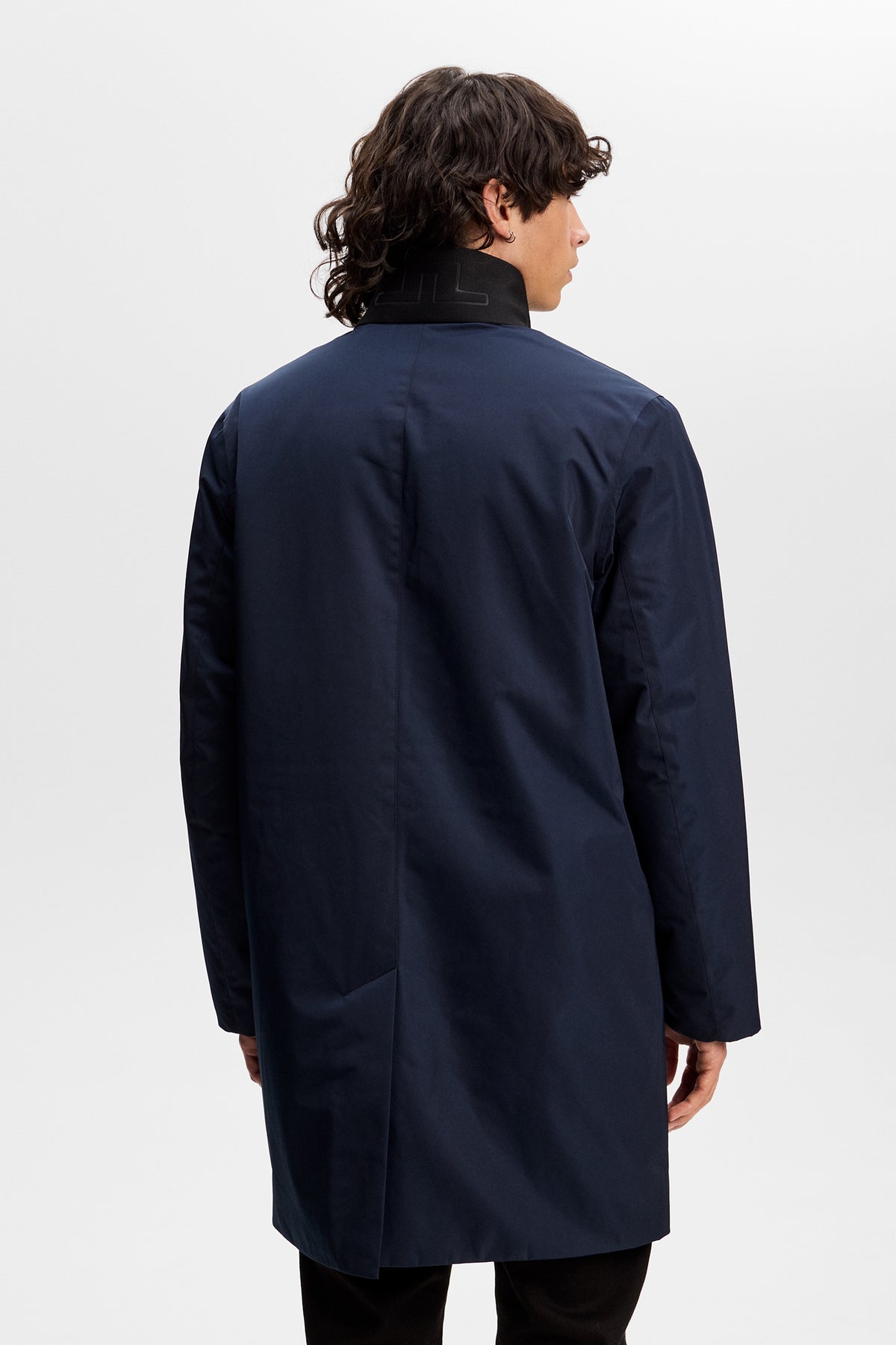 Back view: Harold Padded Jacket in JL Navy, featuring a mid-length fit and contrasting black ribbed collar.