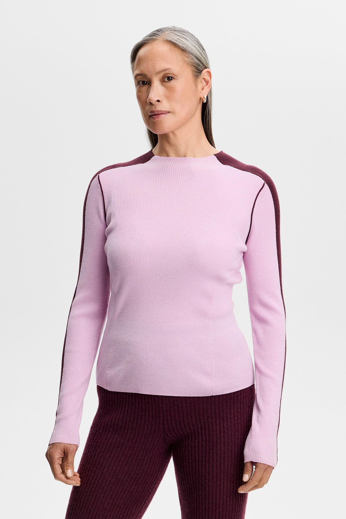 Vue de face : Vale Rib Knit Longsleeve en Orchid Bouquet en maille côtelée avec rayures contrastées sur les manches.