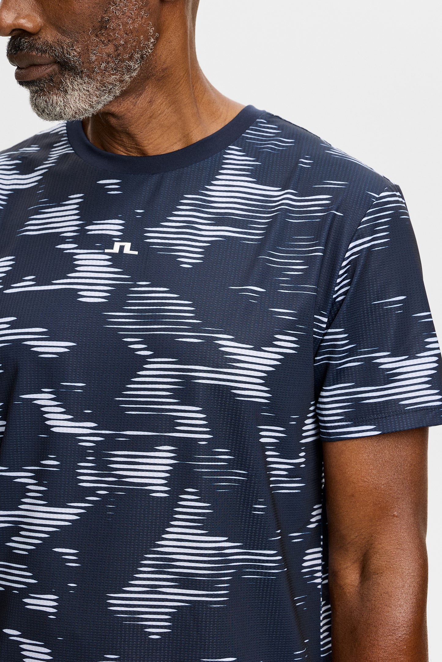 Close-up: Josip Printed T-shirt in Clay Purple Heather met all-over print, ronde hals en Bridge-logo op de borst.
