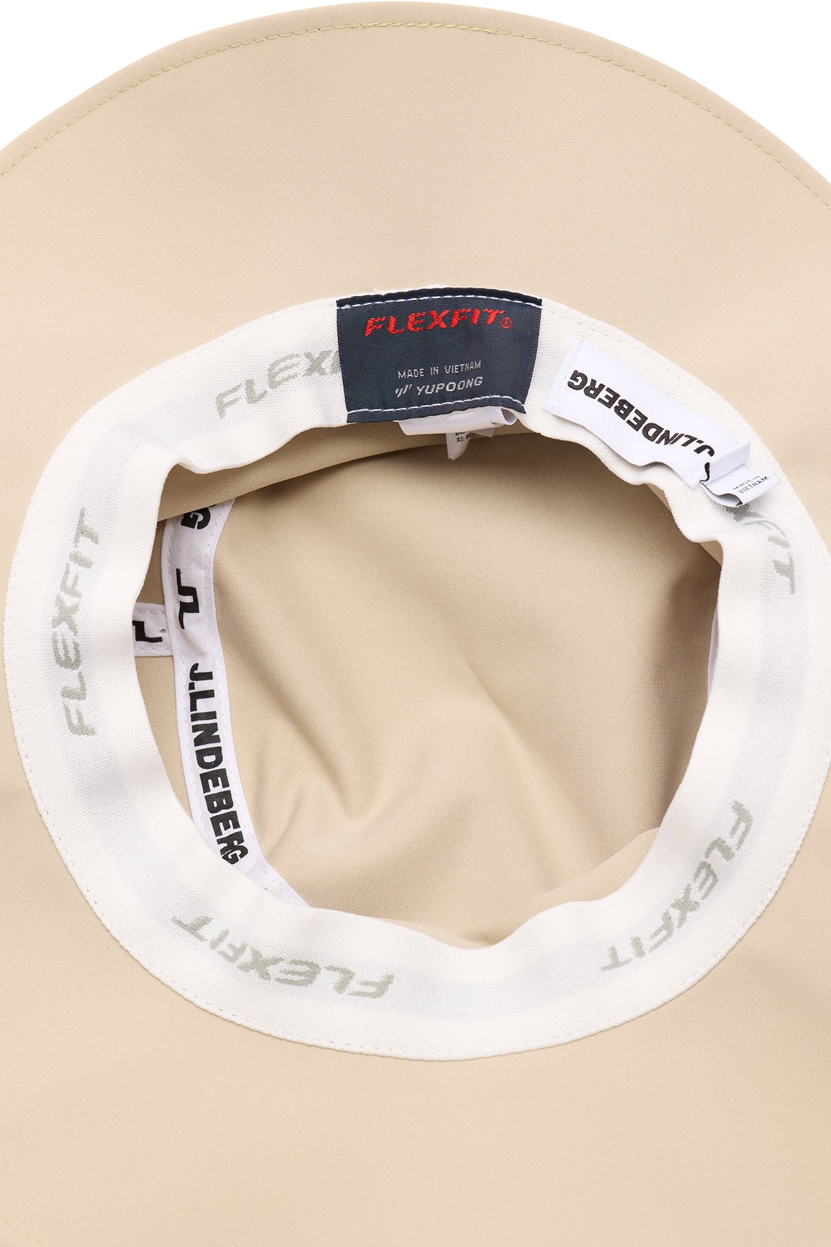 Nærbilde: Innsiden av Tour Flexfit Bucket i Moonbeam med Flexfit-svettebånd og J.Lindeberg-merking.