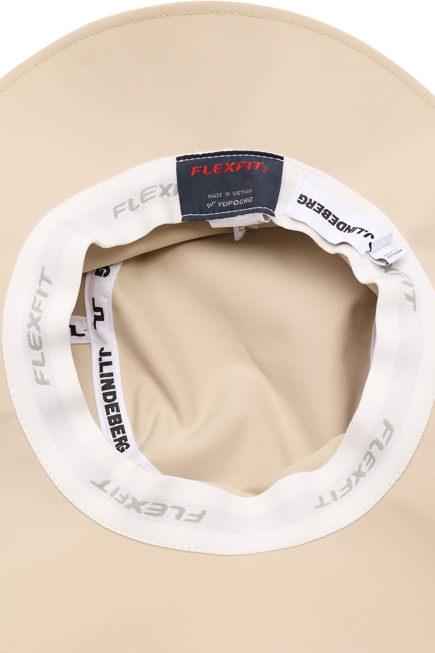Nærbilde: Innsiden av Tour Flexfit Bucket i Moonbeam med Flexfit-svettebånd og J.Lindeberg-merking.