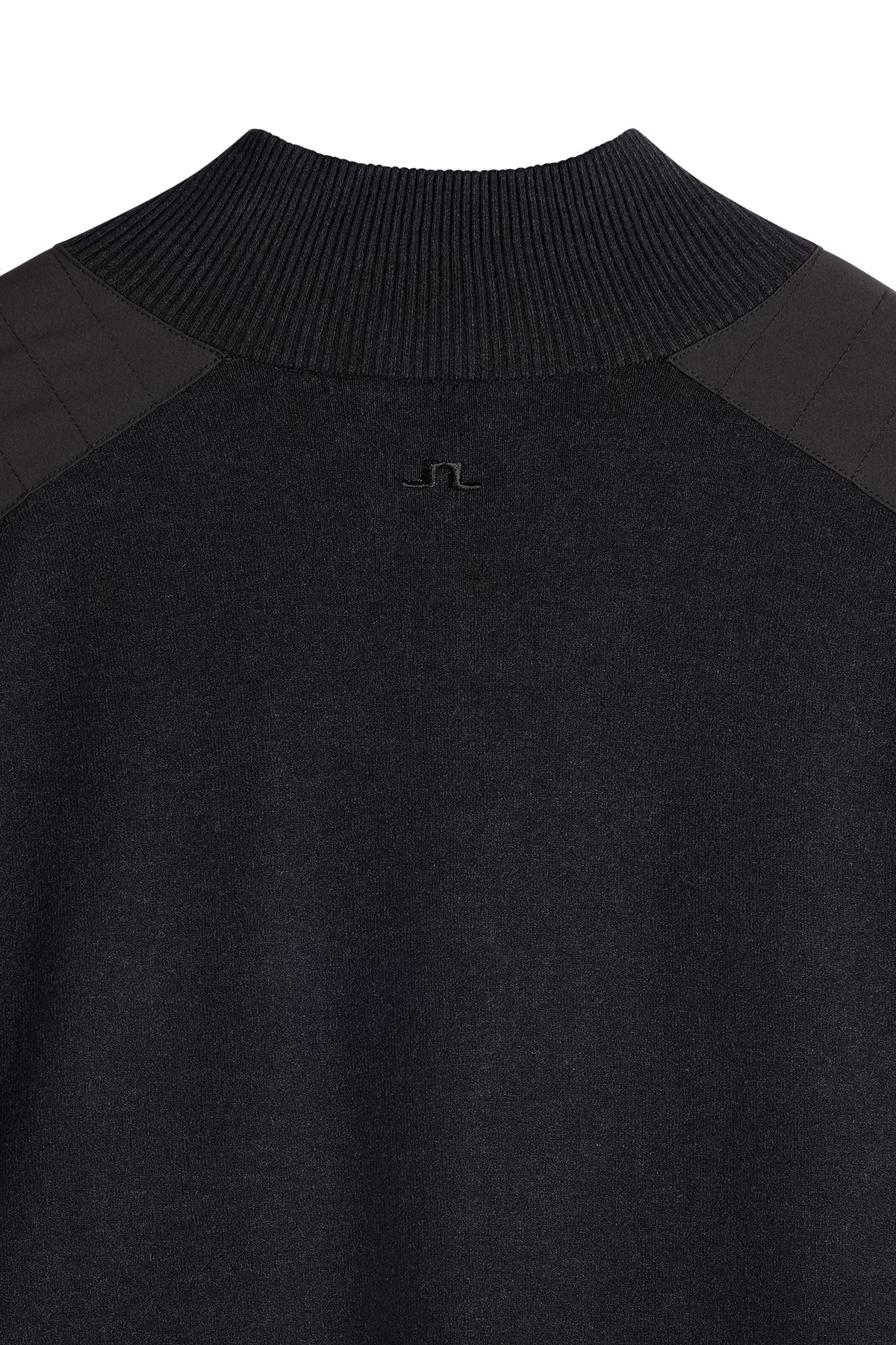 Nærbillede bagfra: Sort Jeffrey Windbreaker Sweater med ribstrikket krave, vævede skulderpaneler og tonet Bridge-logo.