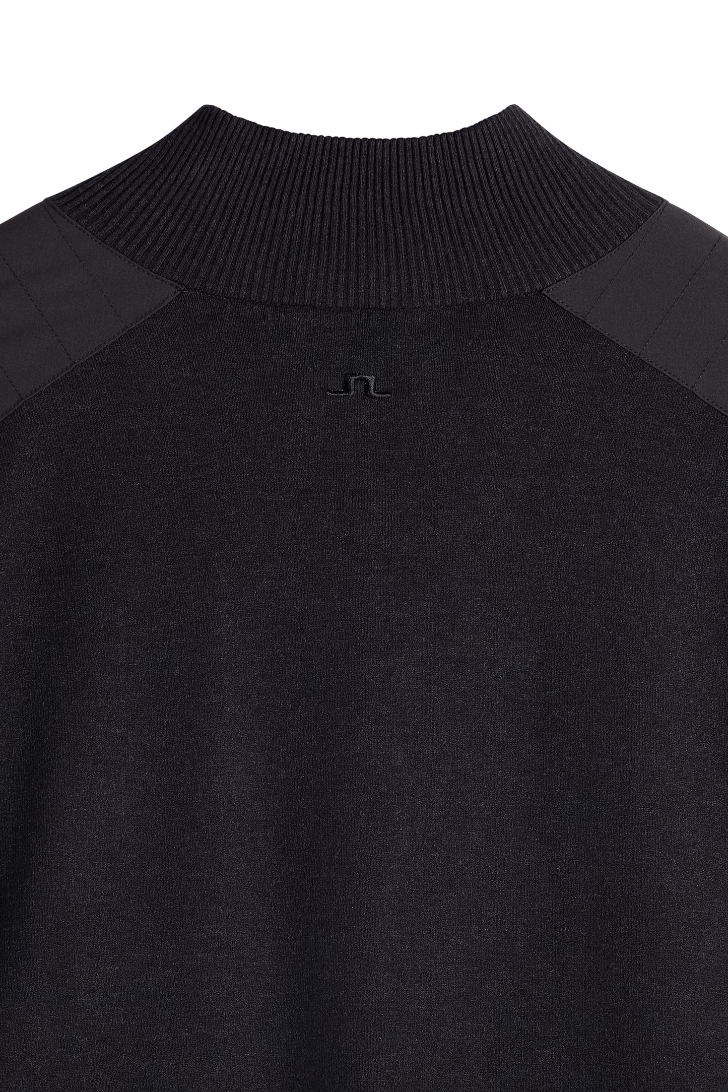Nærbillede bagfra: Sort Jeffrey Windbreaker Sweater med ribstrikket krave, vævede skulderpaneler og tonet Bridge-logo.