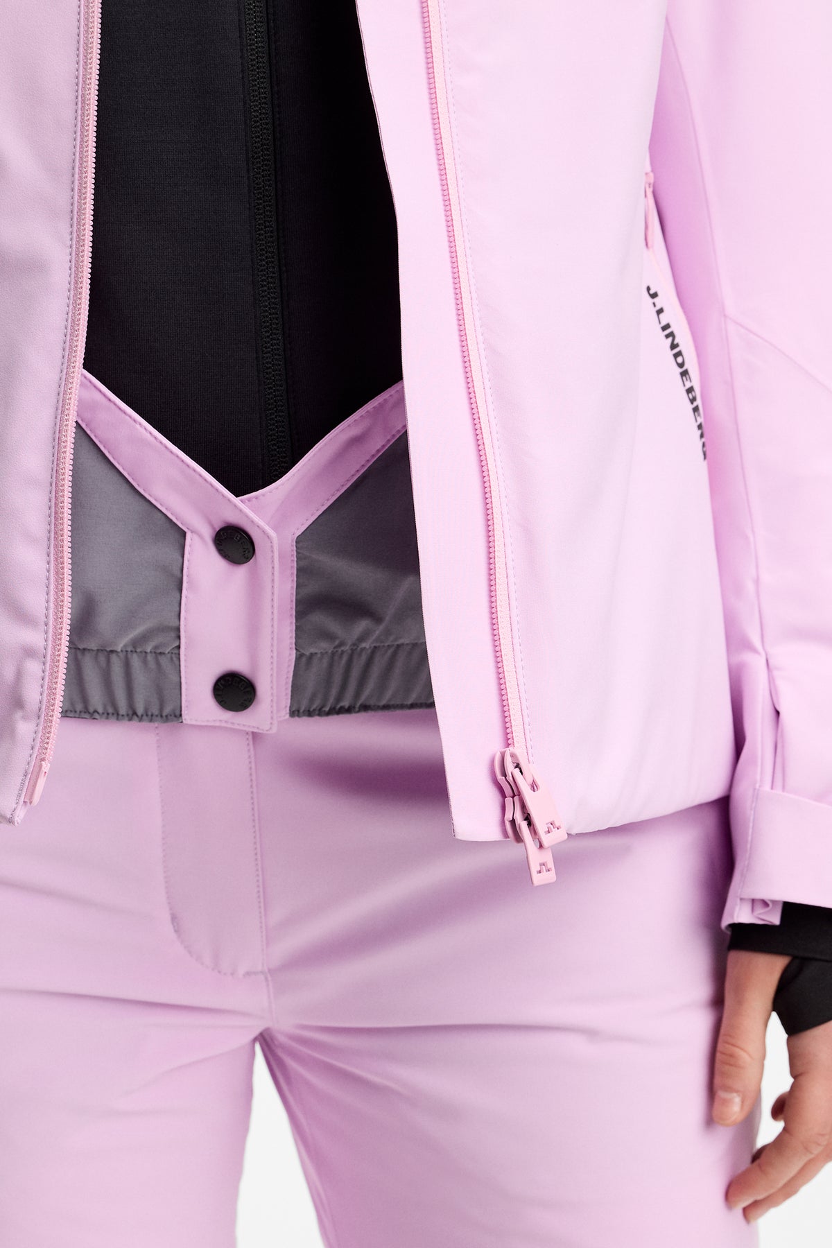 Nærbillede: Lilia Jacket i Orchid Bouquet med tovejslynlås, indvendigt snefang og lynlåslomme.