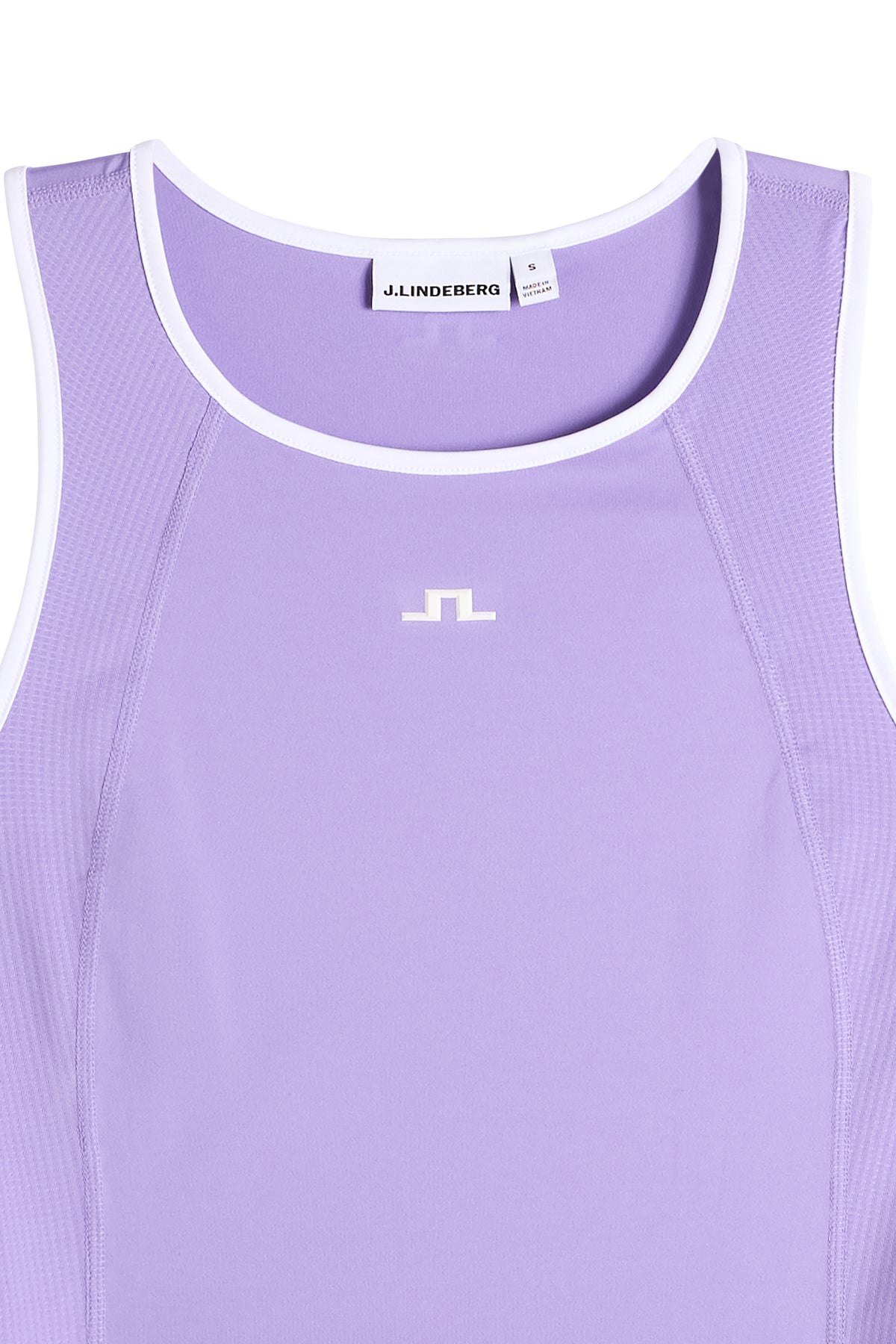 Detailansicht: Danaya Top in Paisley Purple mit weißer Einfassung am Rundhalsausschnitt und Bridge-Logo auf der Brust.