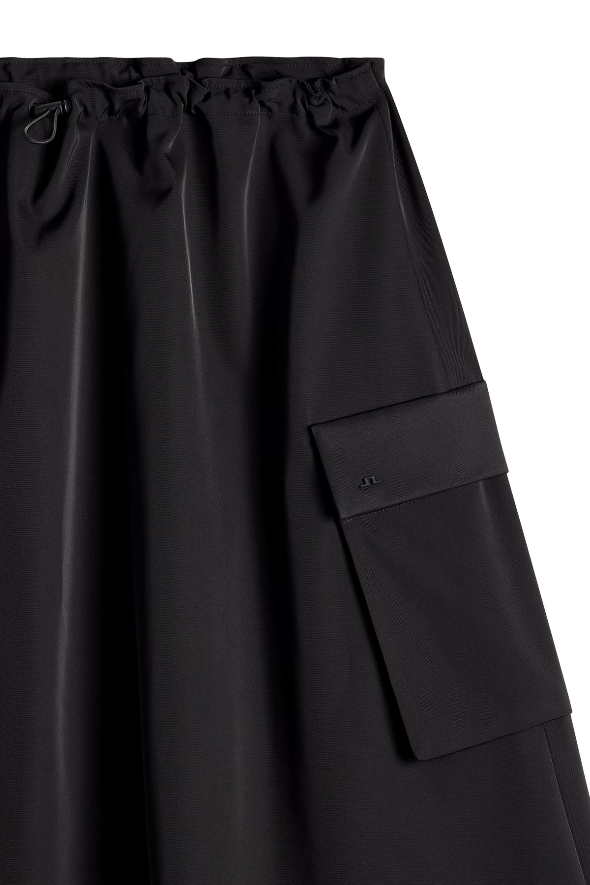Vue détaillée : Essa Tech Drape Skirt noire avec taille à cordon de serrage et poche à rabat avec logo Bridge.