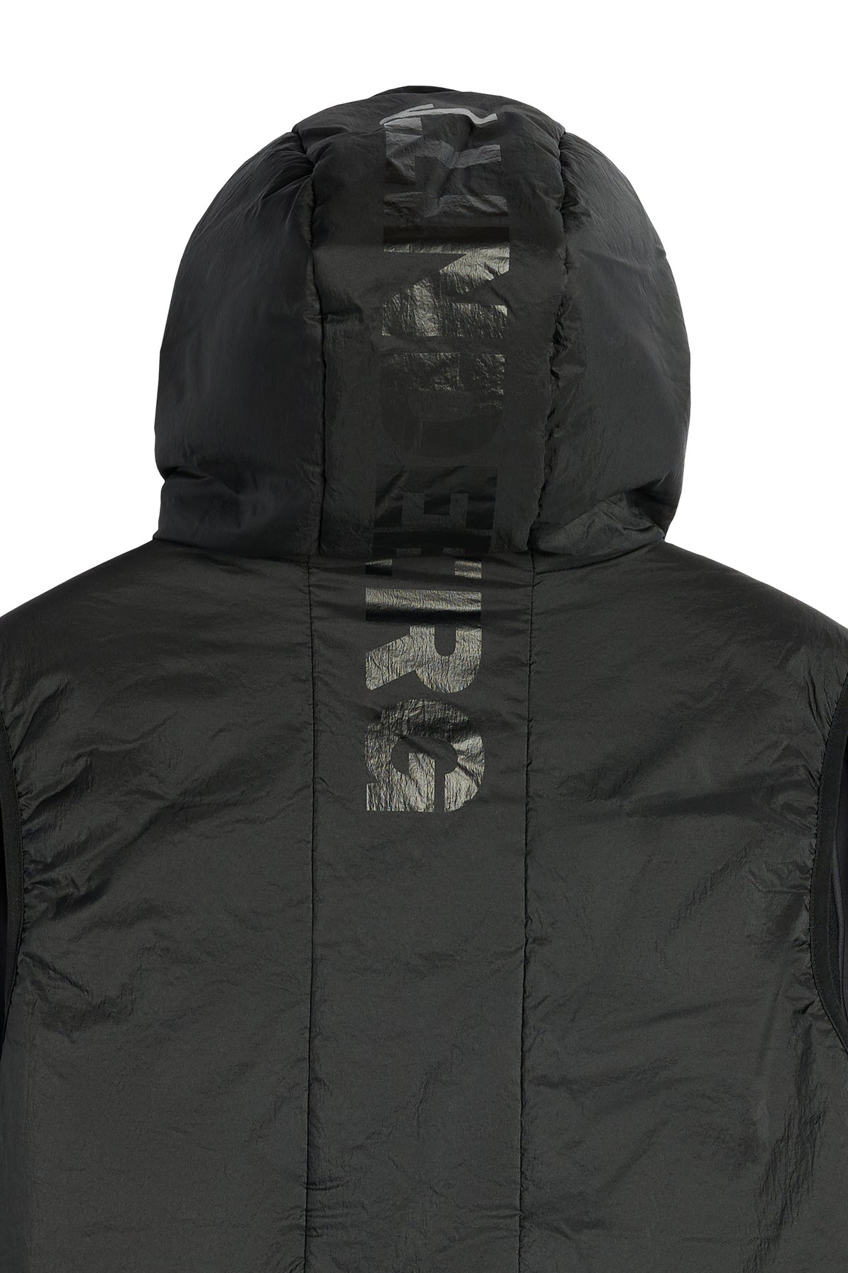 Detailansicht: M Solarcore 3 in 1 Jacket in Schwarz mit Kapuze und vertikalem J.LINDEBERG-Logo am Rücken.