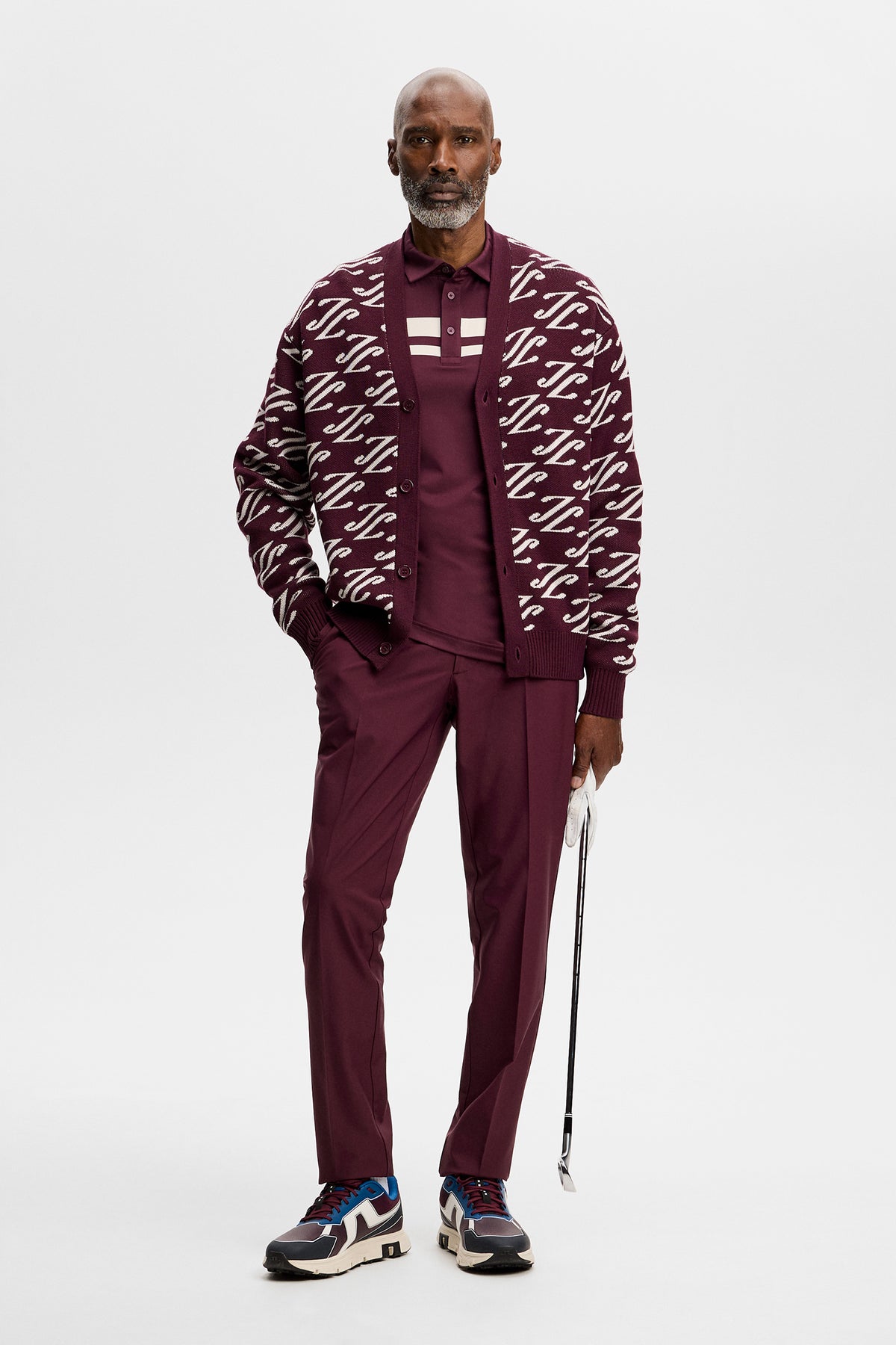 Fuld figur: Kenny LS Stripe Polo i Winetasting med striber på brystet, stylet med cardigan og bukser.