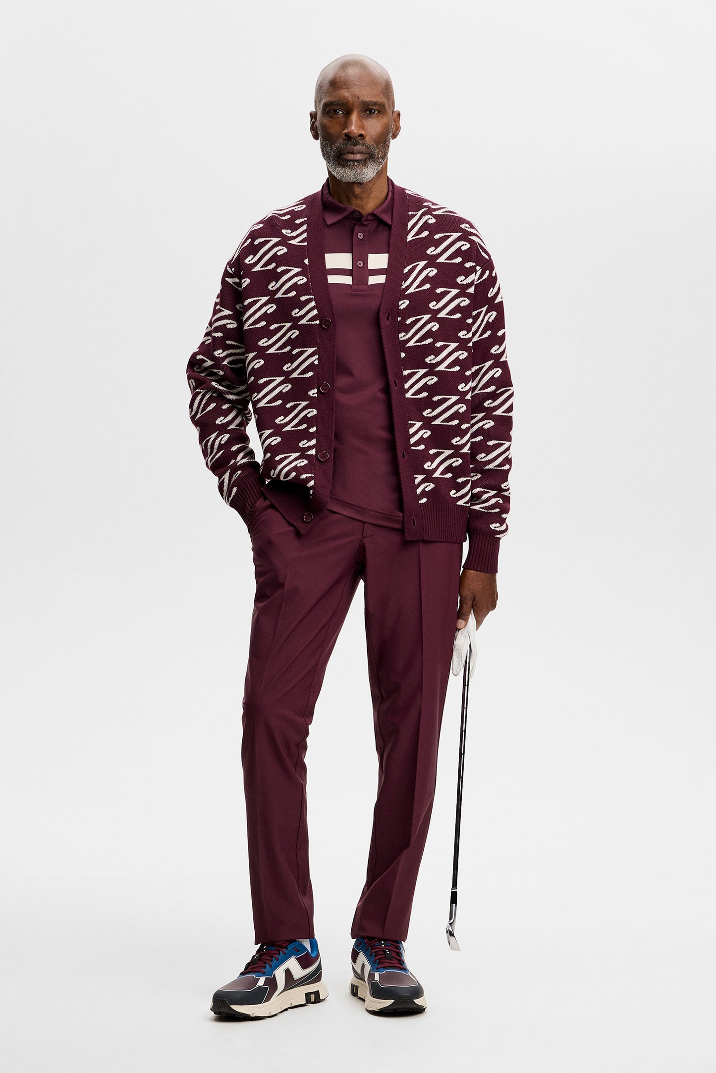 Fuld figur: Kenny LS Stripe Polo i Winetasting med striber på brystet, stylet med cardigan og bukser.