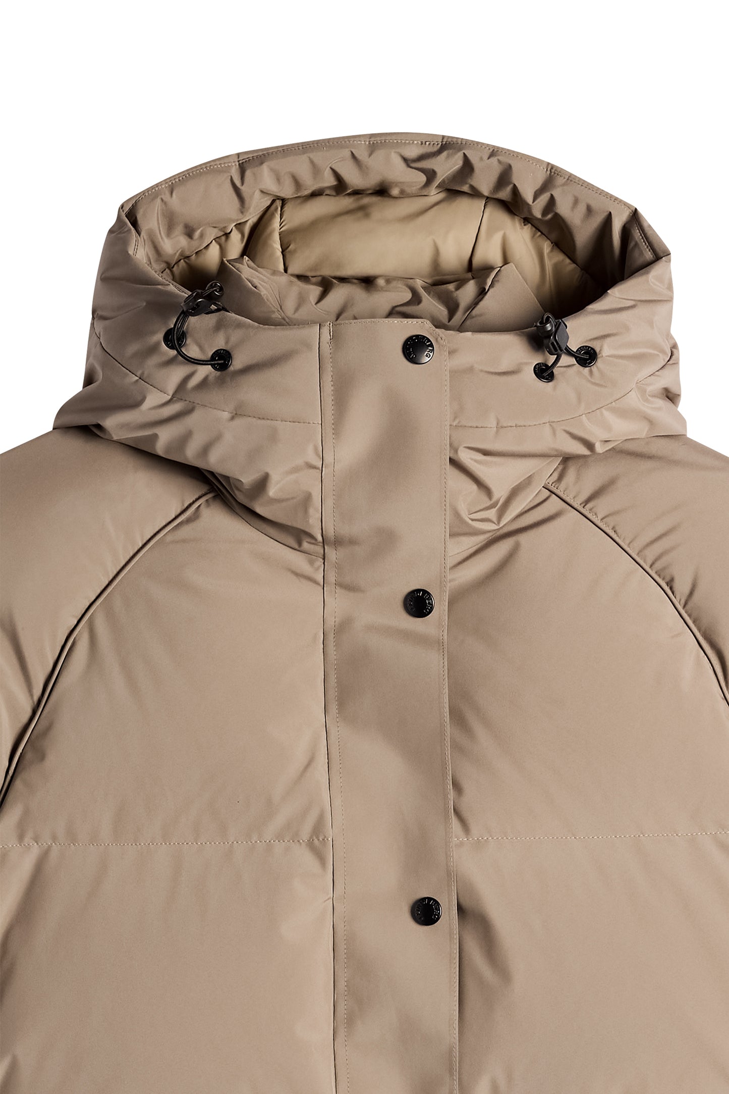 Gros plan : Doudoune Lea Down Jacket en Brindle avec capuche réglable et patte à boutons-pression.