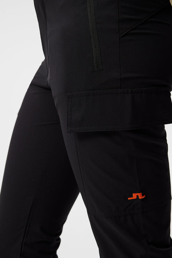 Anya Pant / Black