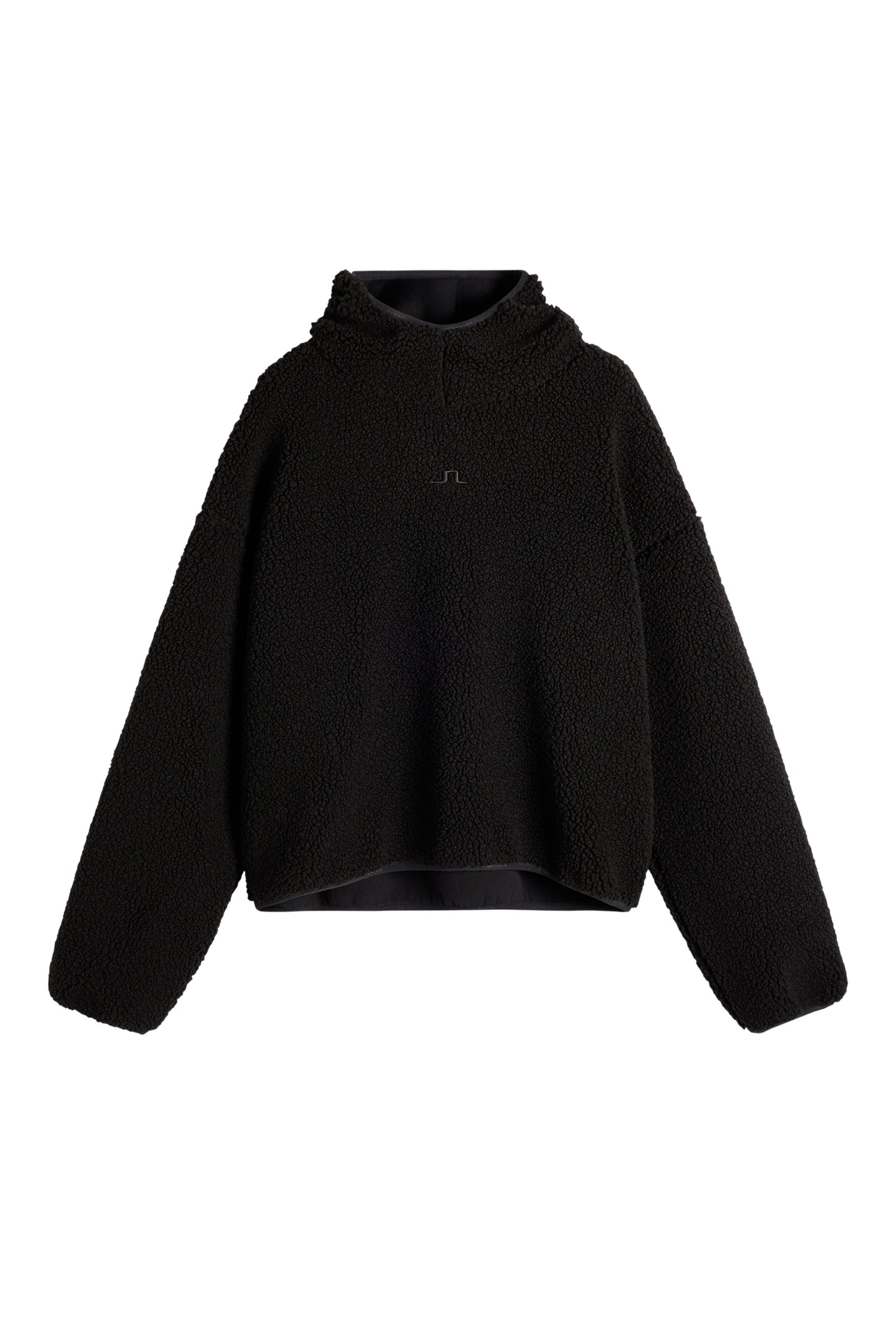 Vorderansicht: Schwarzer Comona Pile Hood aus Teddy-Fleece mit Kapuze und tonaler Bridge-Stickerei auf der Brust.