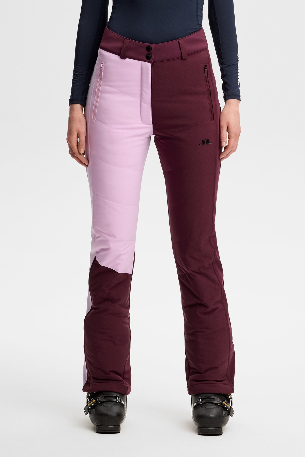 Vorderansicht: Yara Blocked Down Pant in Winetasting im Colorblocking-Design mit Bridge-Logo am Bein.