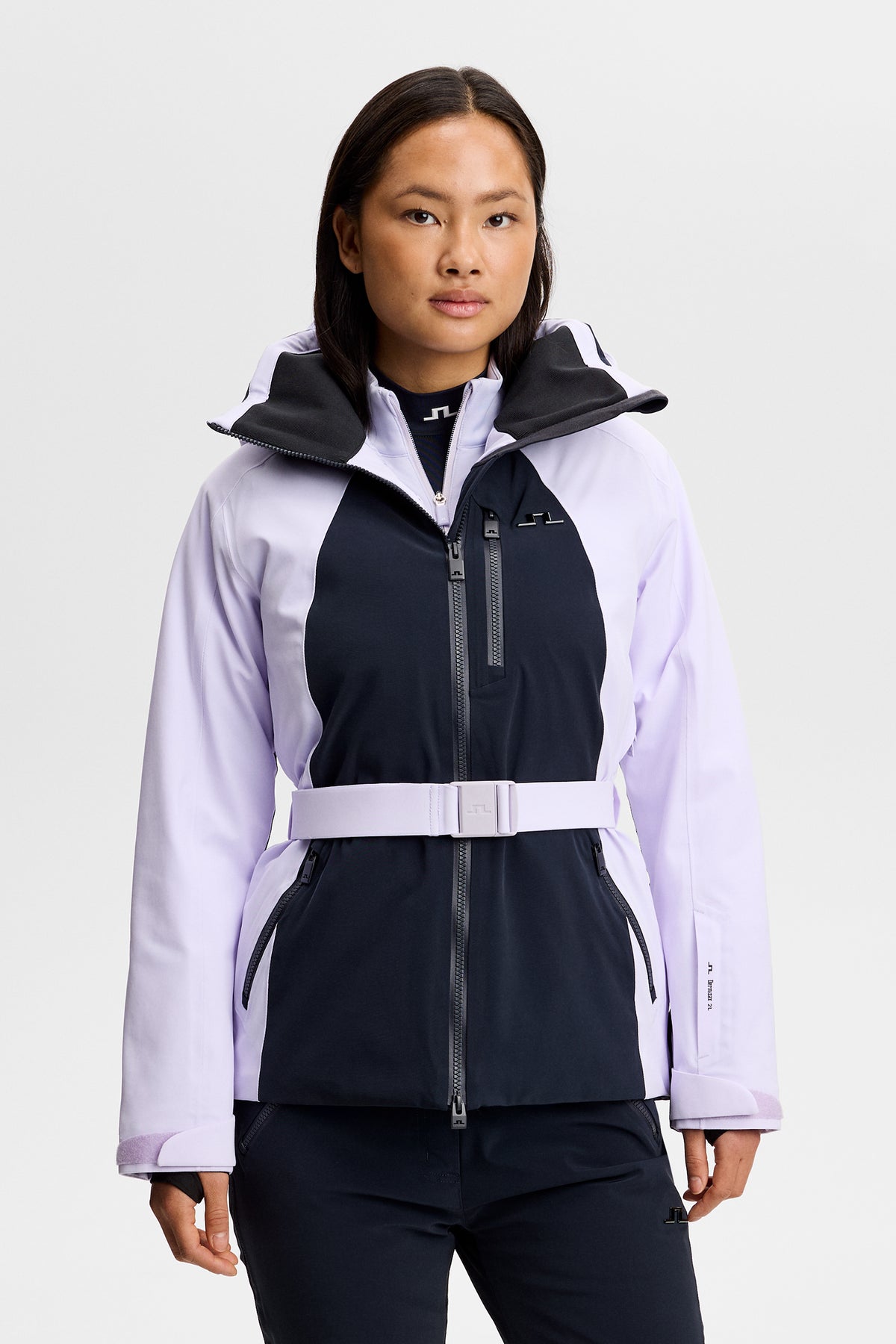 Vorderansicht: Soleil Down Jacket in Purple Heather mit Taillengürtel, Reißverschluss und Bridge-Logo auf der Brust.