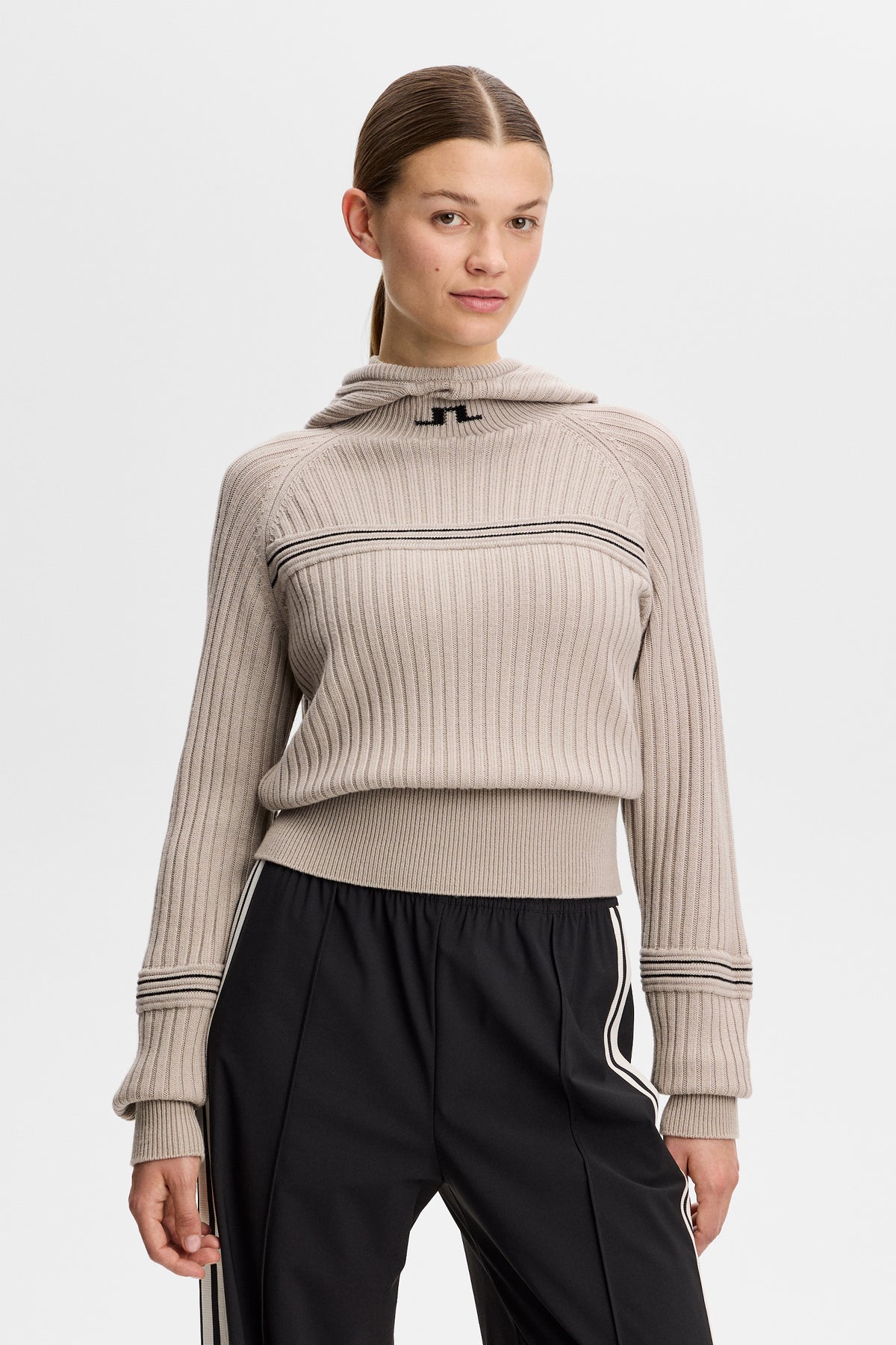 Vorderansicht: Hilda Knitted Rib Hoodie in Moonbeam mit Rippstruktur, Kapuze und Bridge-Logo am Kragen.