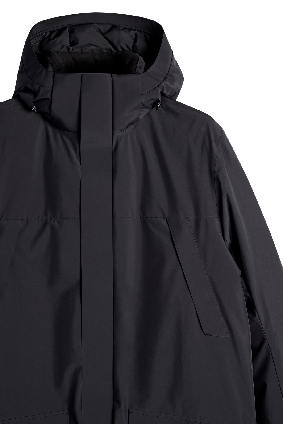 Close-up: Zwarte Alon Down Parka met capuchon, opstaande kraag en diagonale borstzak.