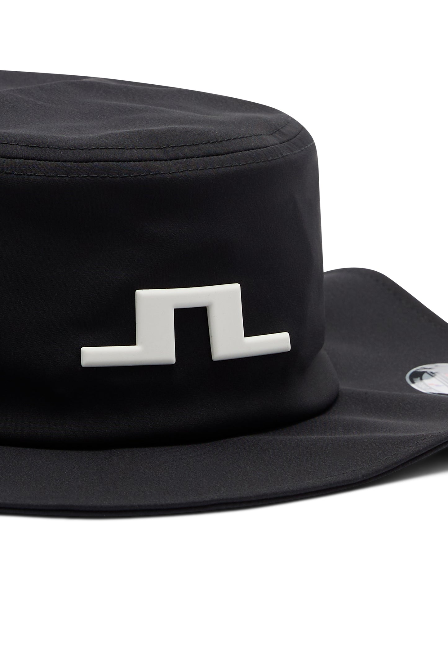 Nærbilde: Svart Tour Flexfit Bucket med hvit Bridge-logo foran og strukturert brem.