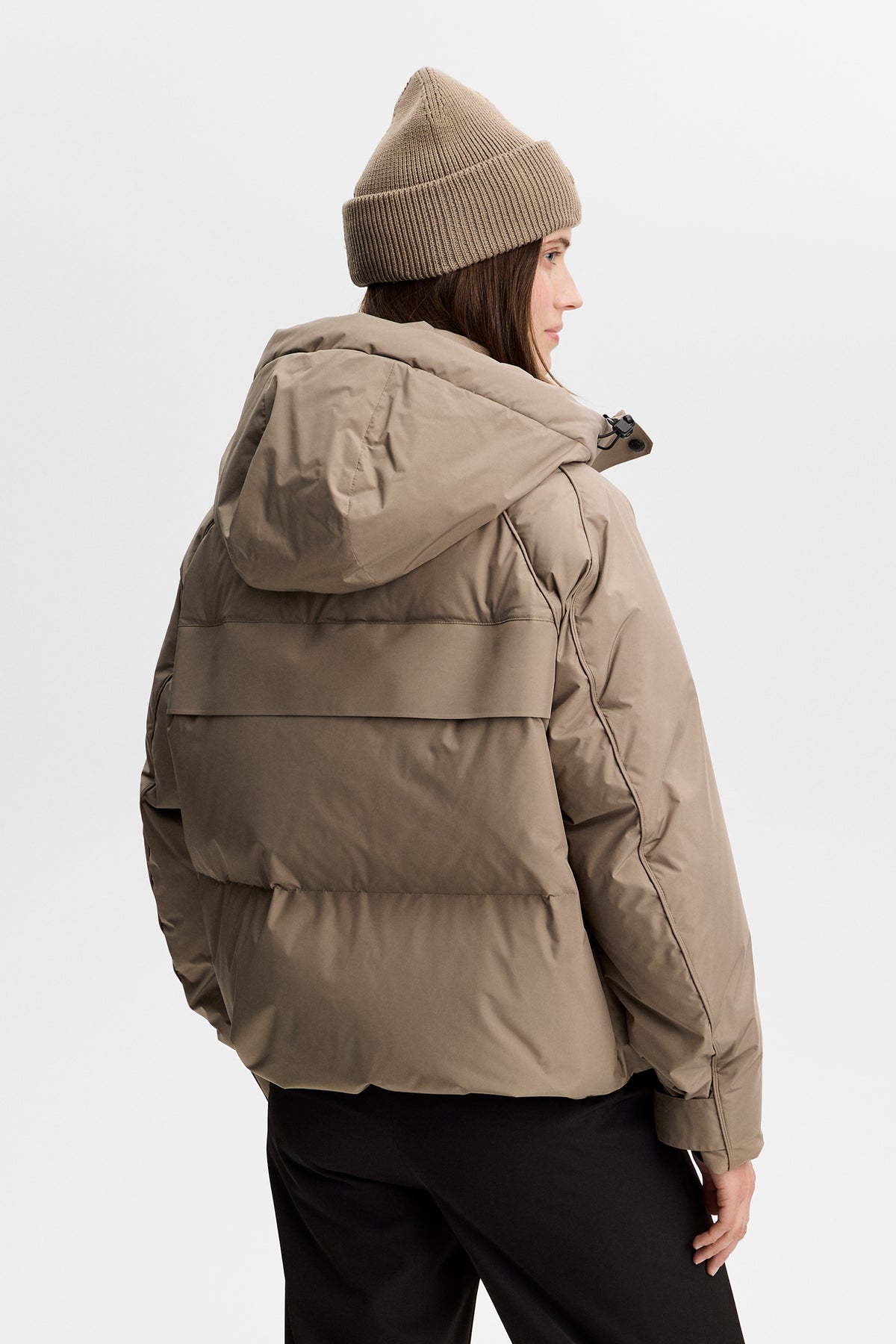 Vue de dos : Lea Down Jacket couleur Brindle avec capuche matelassée et coupe courte décontractée.