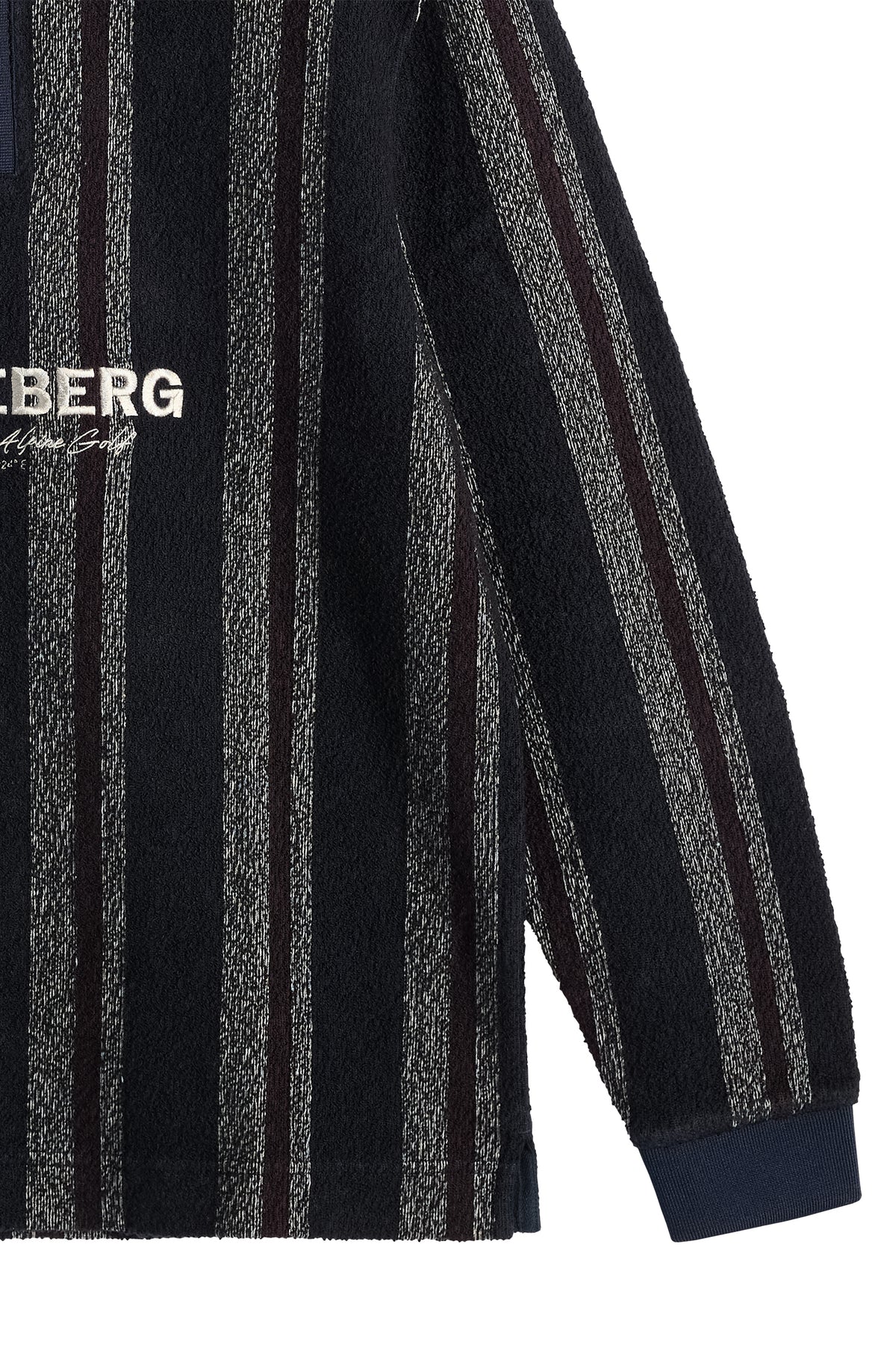 Detailansicht: Bergman Jacquard Oversize Polo in Navy mit Bouclé-Streifen, Bruststickerei und Rippbündchen.