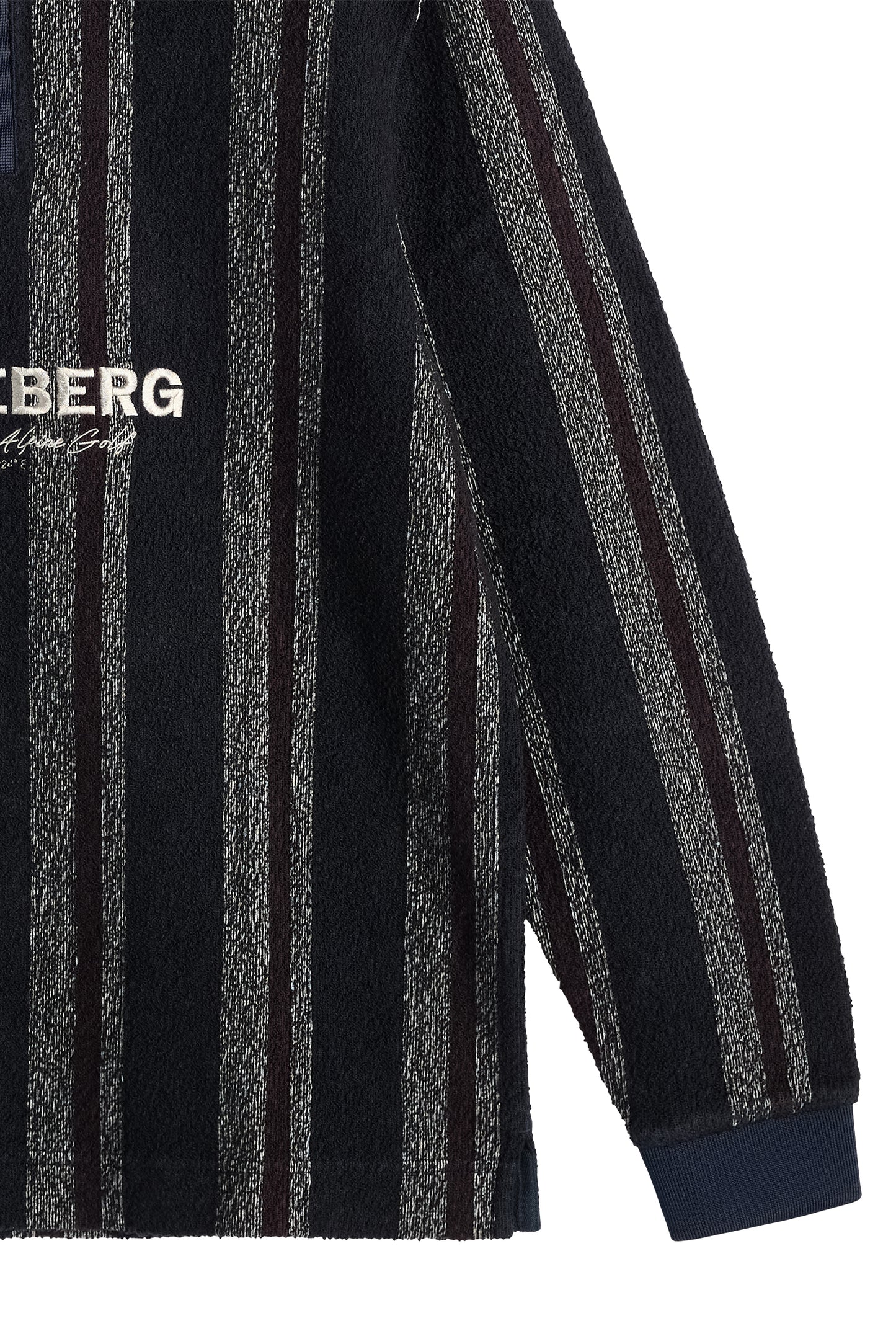 Detailansicht: Bergman Jacquard Oversize Polo in Navy mit Bouclé-Streifen, Bruststickerei und Rippbündchen.
