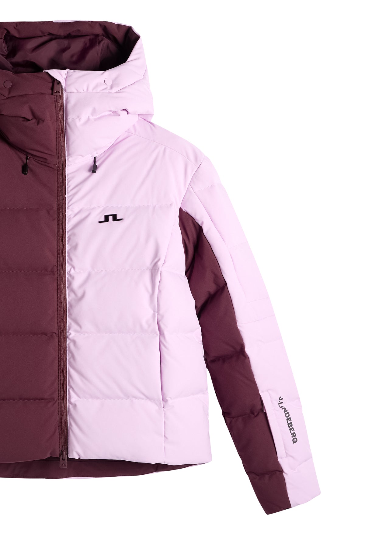 Detailansicht: Nerina Blocked Down Jacket in Winetasting mit Reißverschluss, Kapuze und Bridge-Logo auf der Brust.