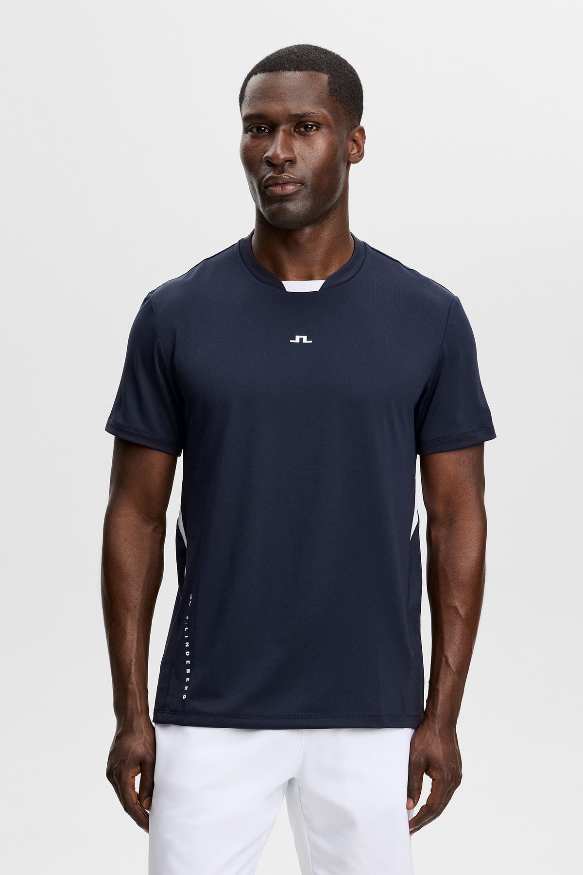 Set forfra: Dennis T-shirt i JL Navy med centreret Bridge-logo og hvide sidepaneler.