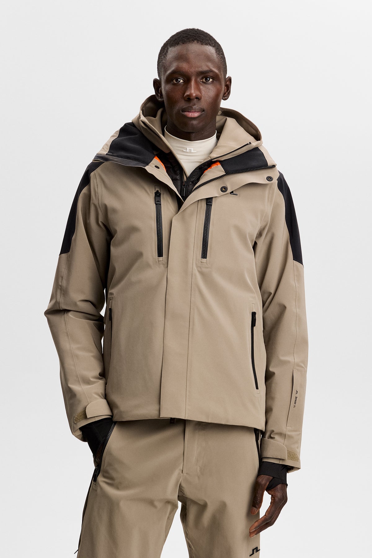 Forfra: Greyson Down Jacket i Brindle med hætte, lynlåslommer og sorte kontrastpaneler.